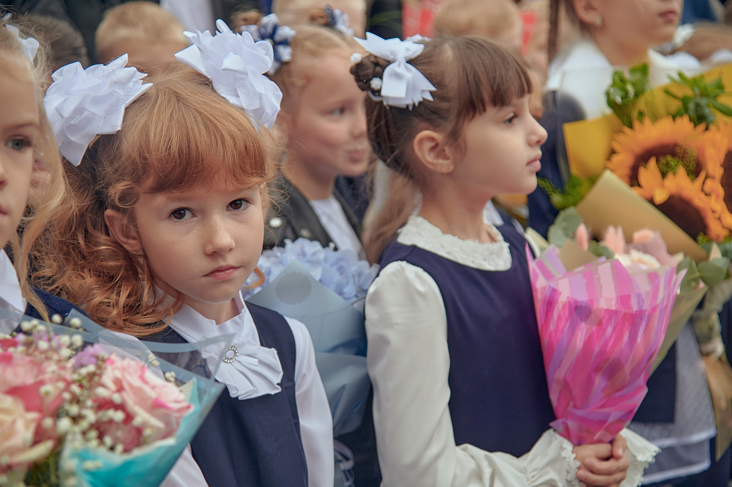 Портфолио репортажной фотосъёмки: 1 сентября в школе № 149. Фотограф Яковлев Роман — Красноярск