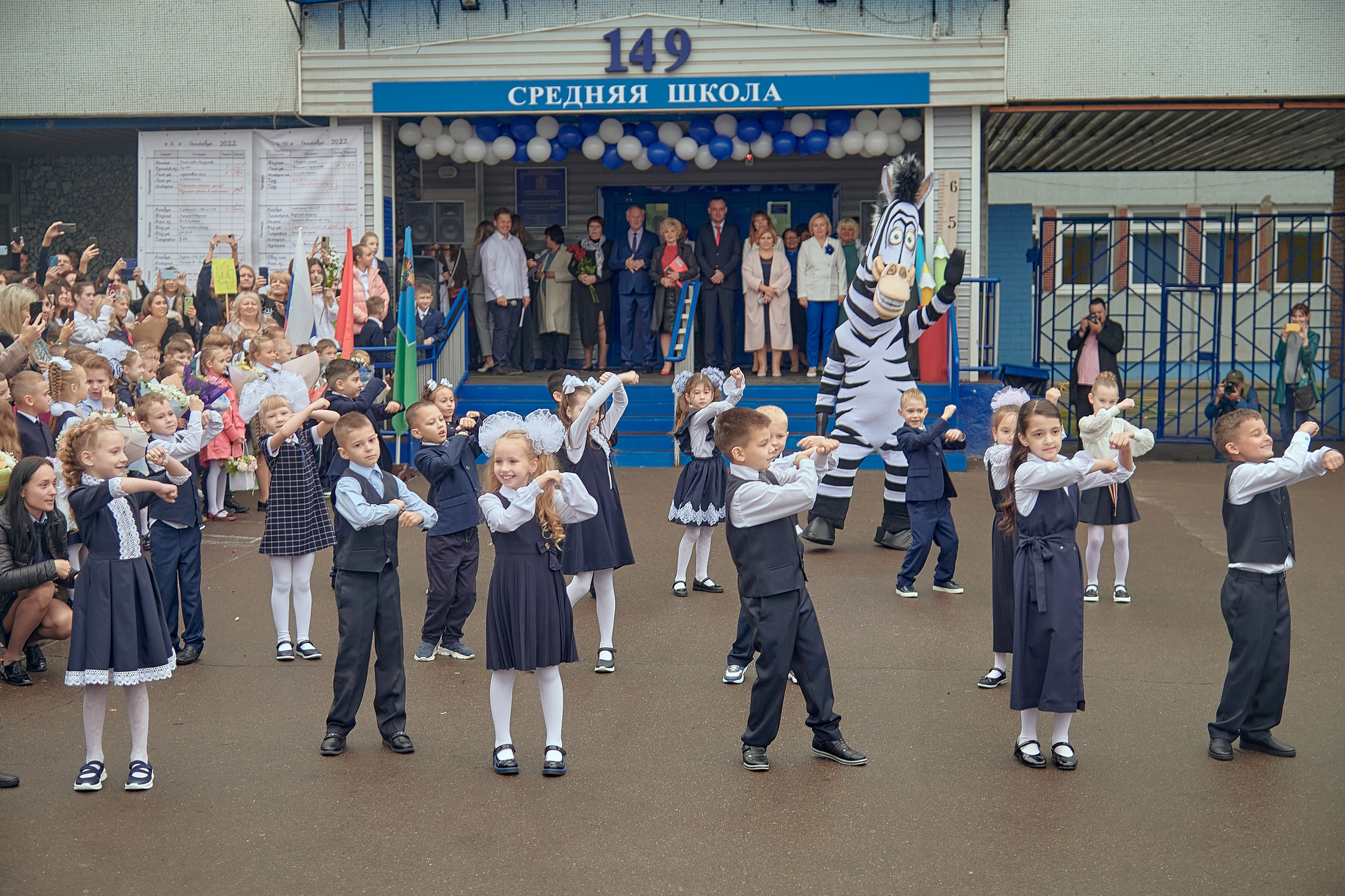 Портфолио репортажной фотосъёмки: 1 сентября в школе № 149. Фотограф Яковлев Роман — Красноярск