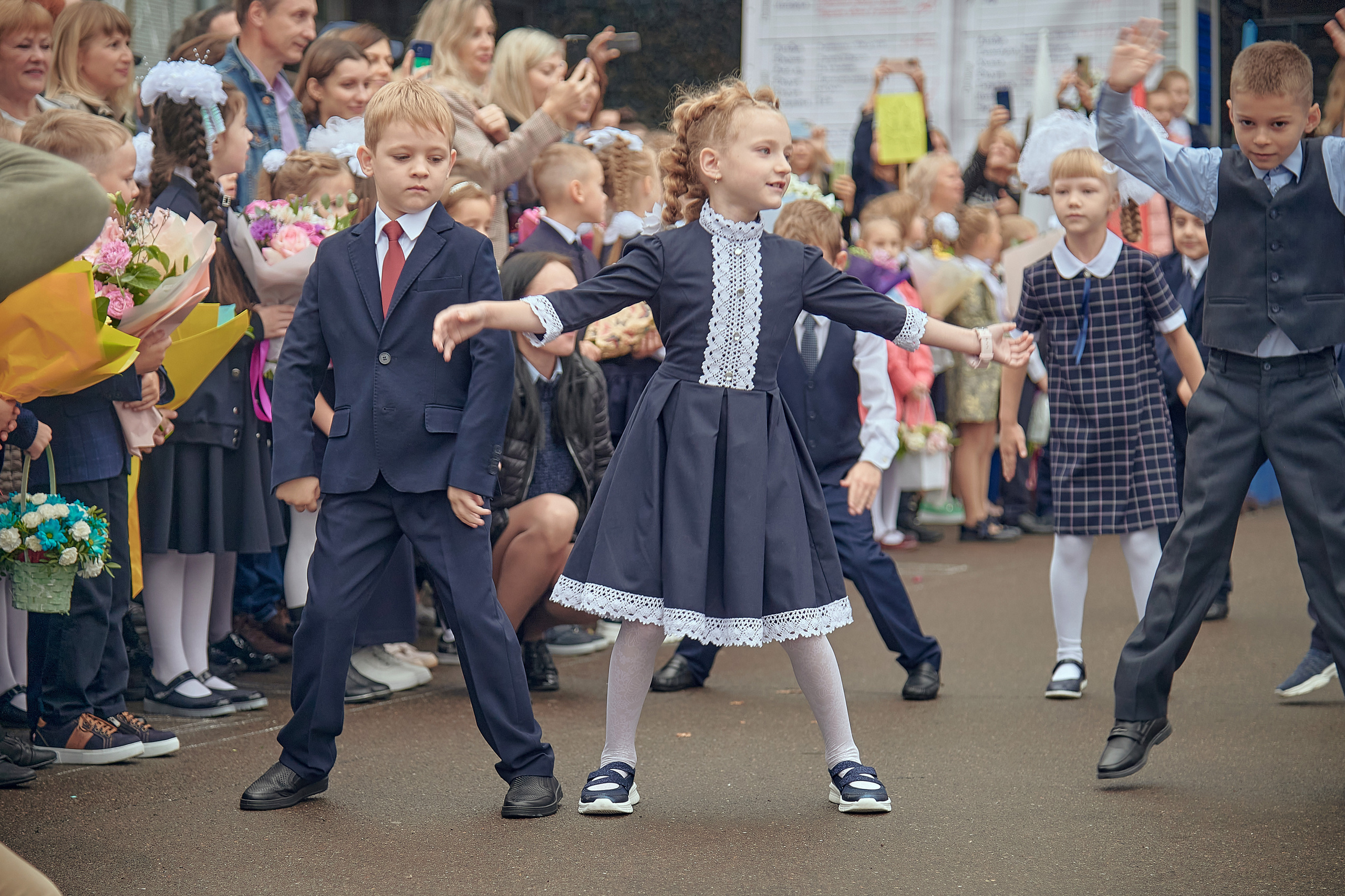 Портфолио репортажной фотосъёмки: 1 сентября в школе № 149. Фотограф Яковлев Роман — Красноярск