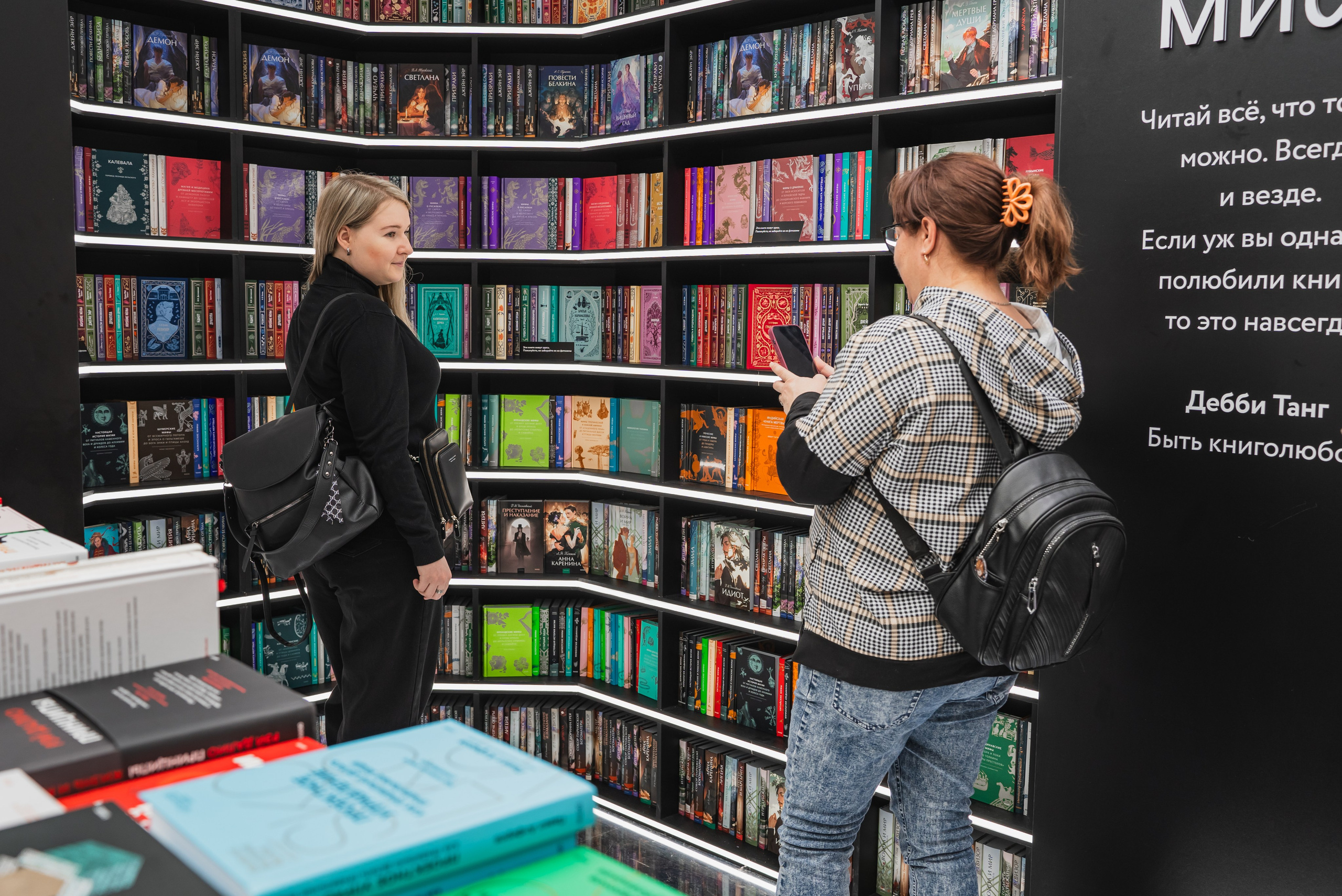 МИФ Non/fictio№ 2025 стенды. Репортажный фотограф Анастасия Рубцова