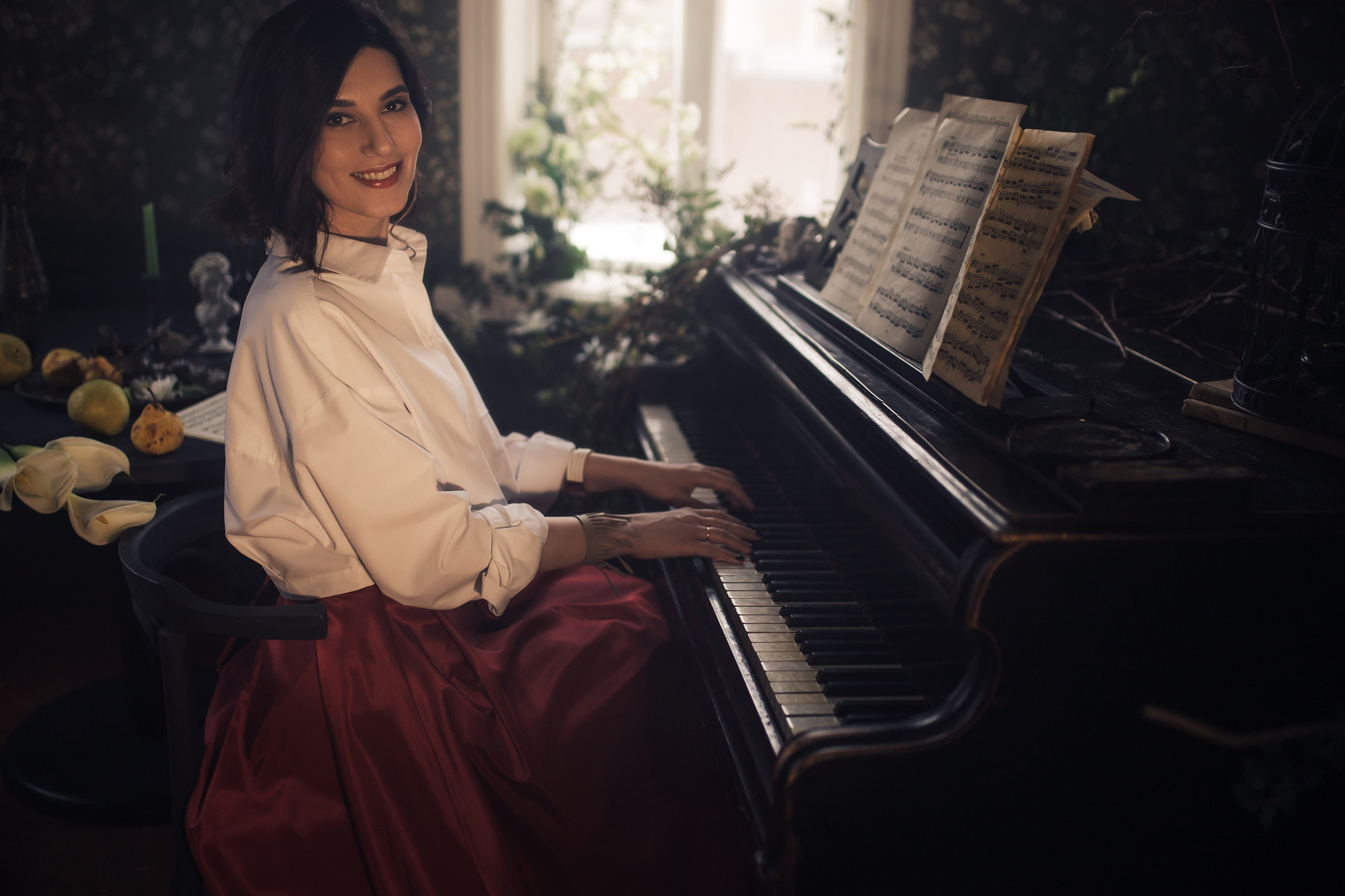 Ольга в комнате с роялем. Фотограф в Москве Наталья Спиридонова
