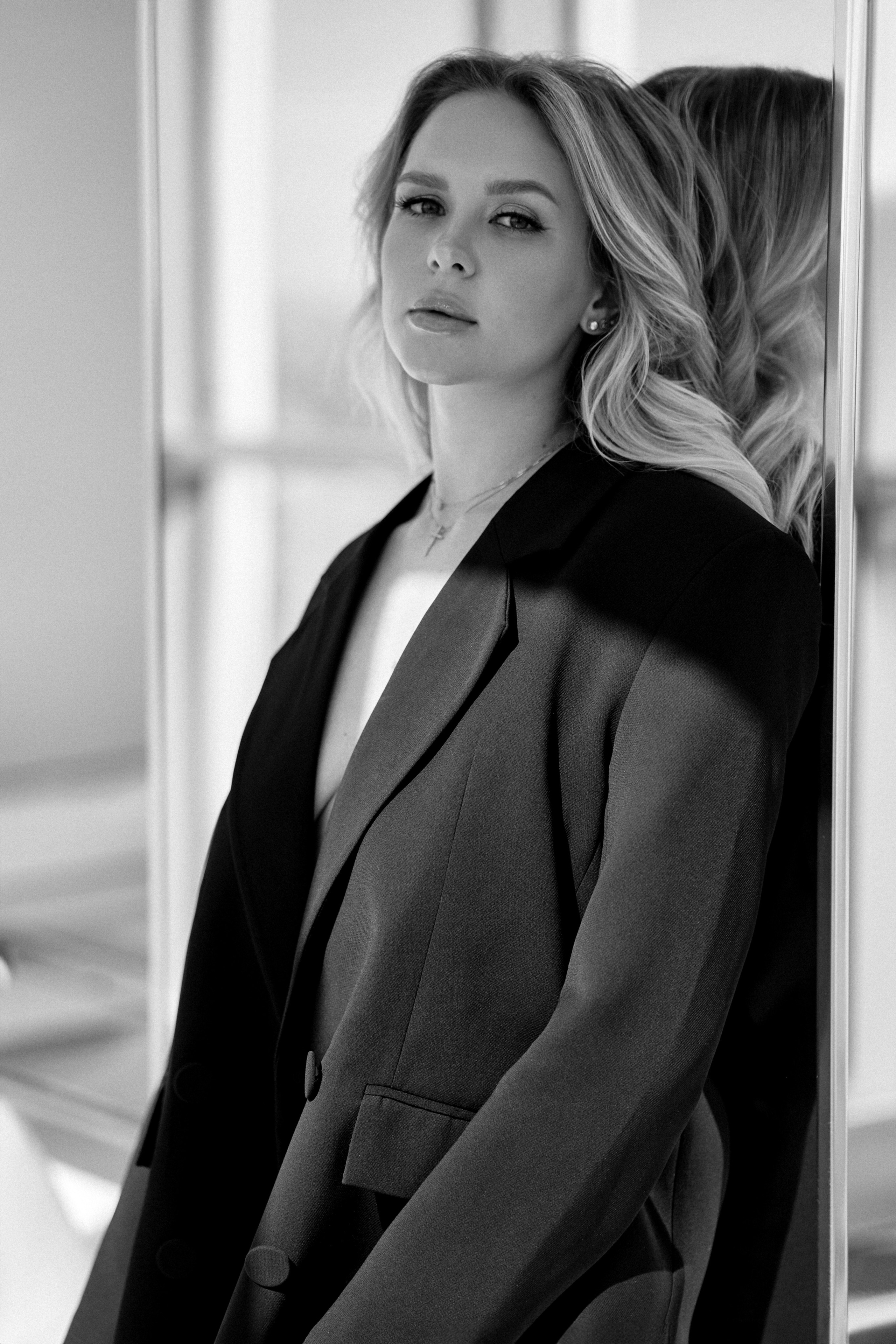 Профессиональная фотосессия в студии с красивым видом на город. Сестры Карабаза. Фотографы и ретушеры в Москве и Санкт-Петербурге