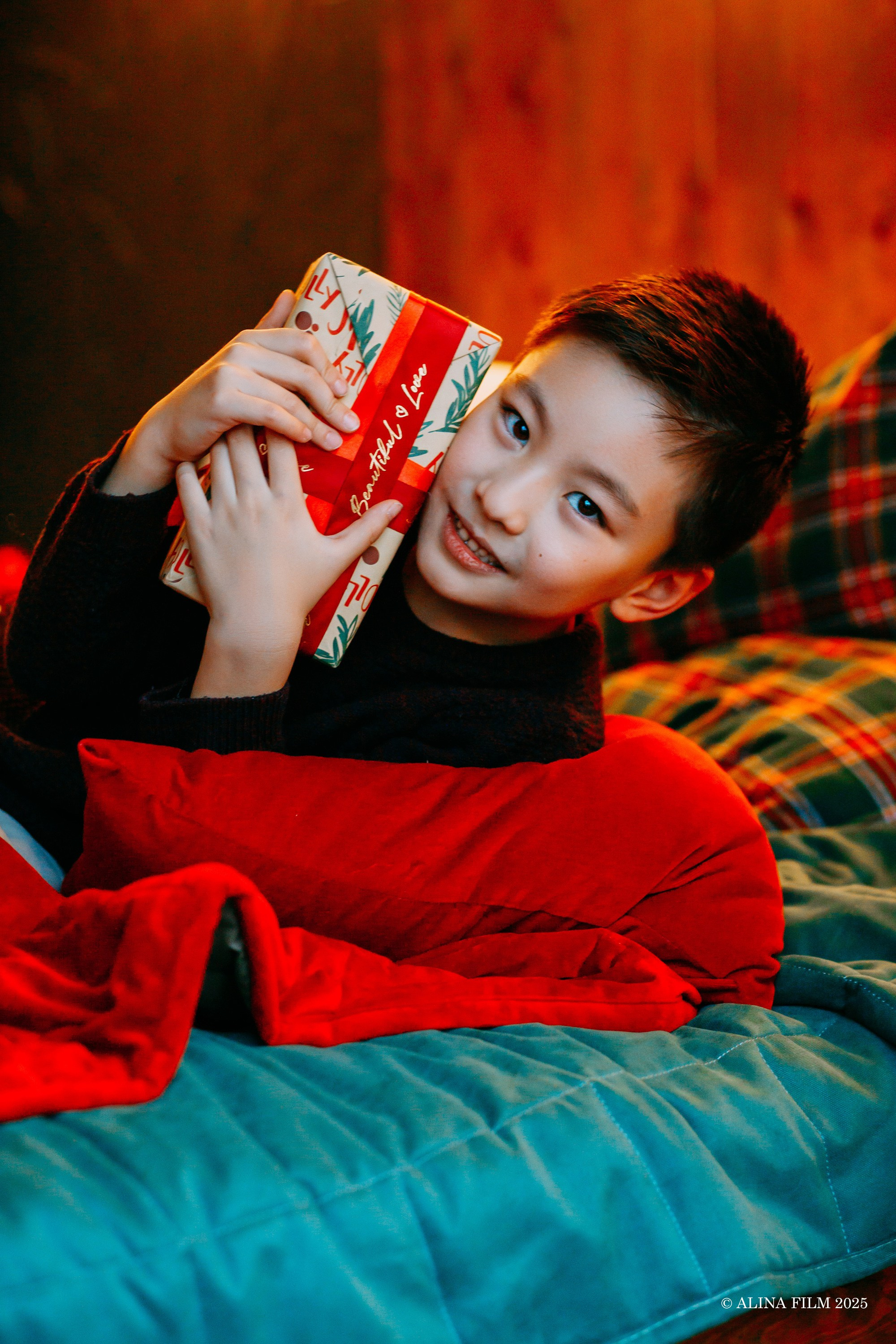 Новогодняя семейная фотосессия в темном зале. Фотограф в Санкт-Петербурге Alina Film