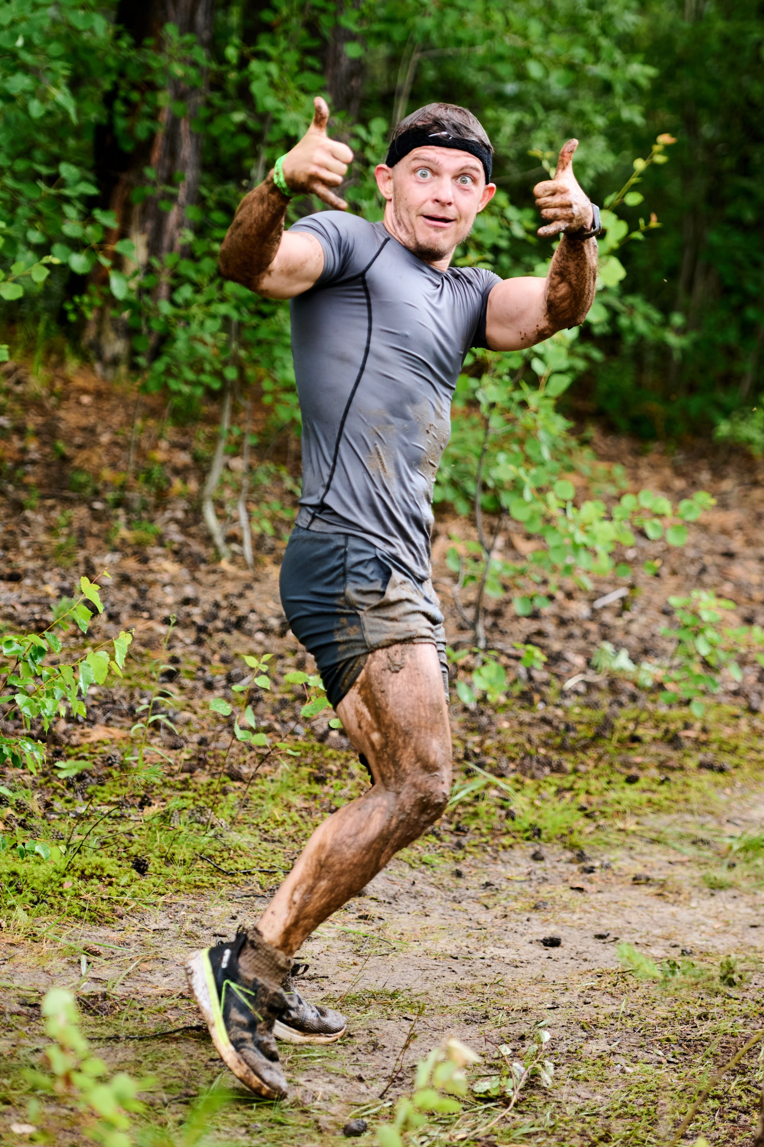 Фоторепортаж с забега Стальной характер в Сургуте, 5 июля 2025. Репортажный и семейный фотограф — Шелихов Сергей