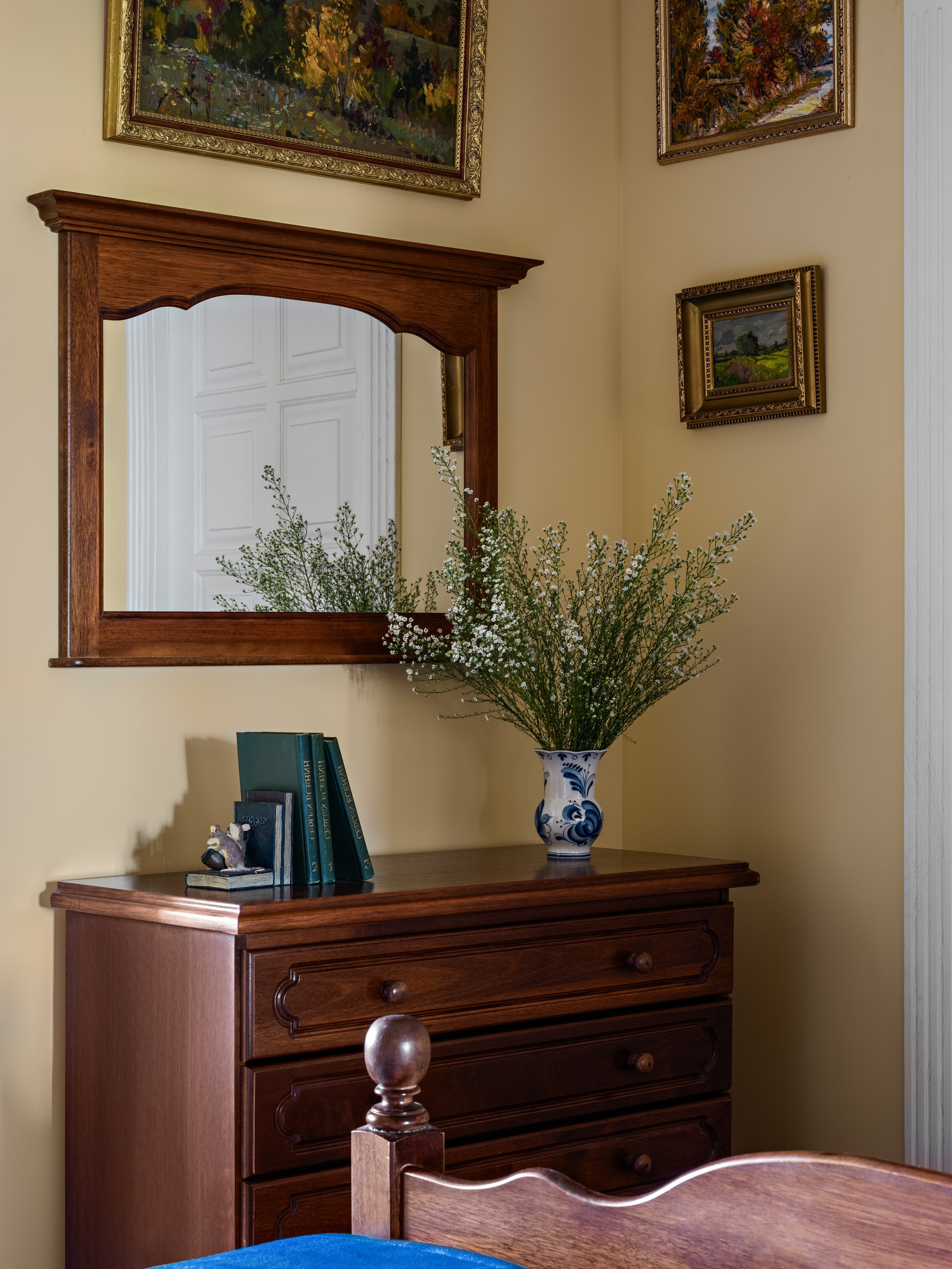 Элегантный современный дизайн интерьера спальни в классическом стиле с акцентом на уют и гармонию, выполненный дизайнерами Юлией Капункиной и Альбиной Терещенко, стилистикой Алины Нелень и фото Сергея Денисенко.