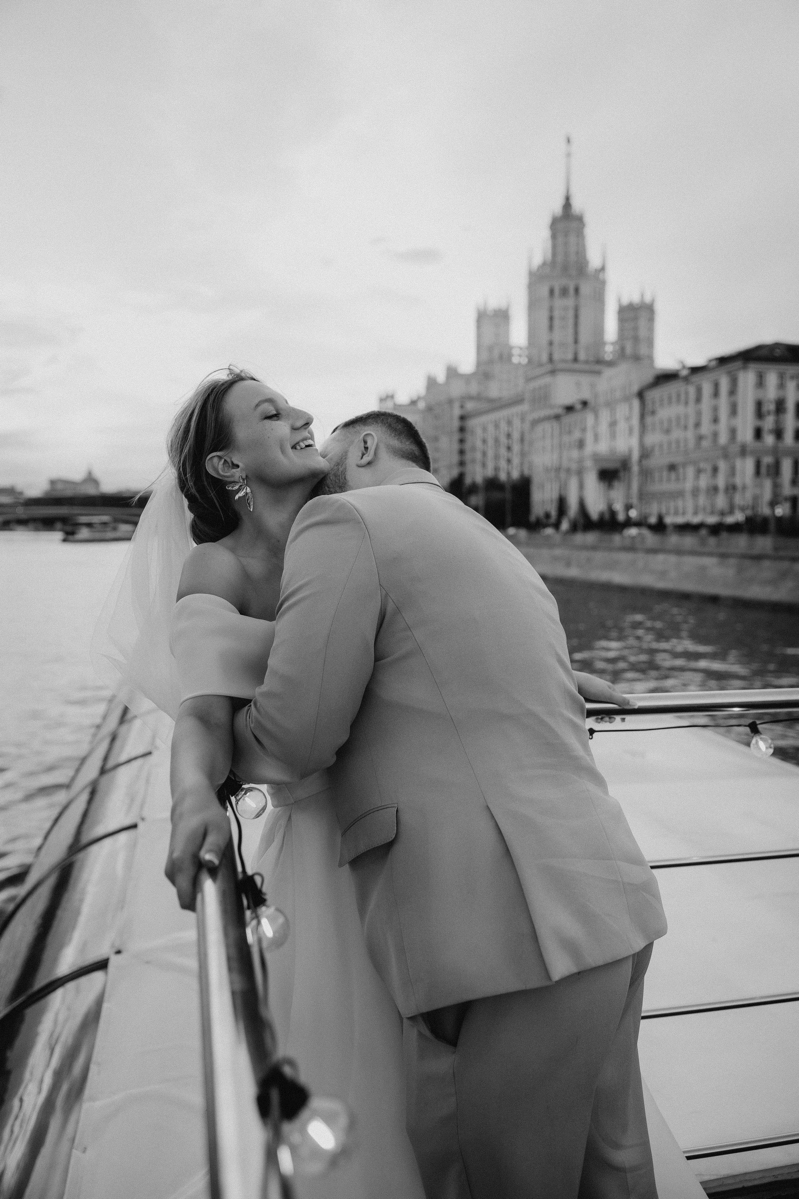 Утро невесты и свадебная фотосессия на теплоходе по Москве-реке