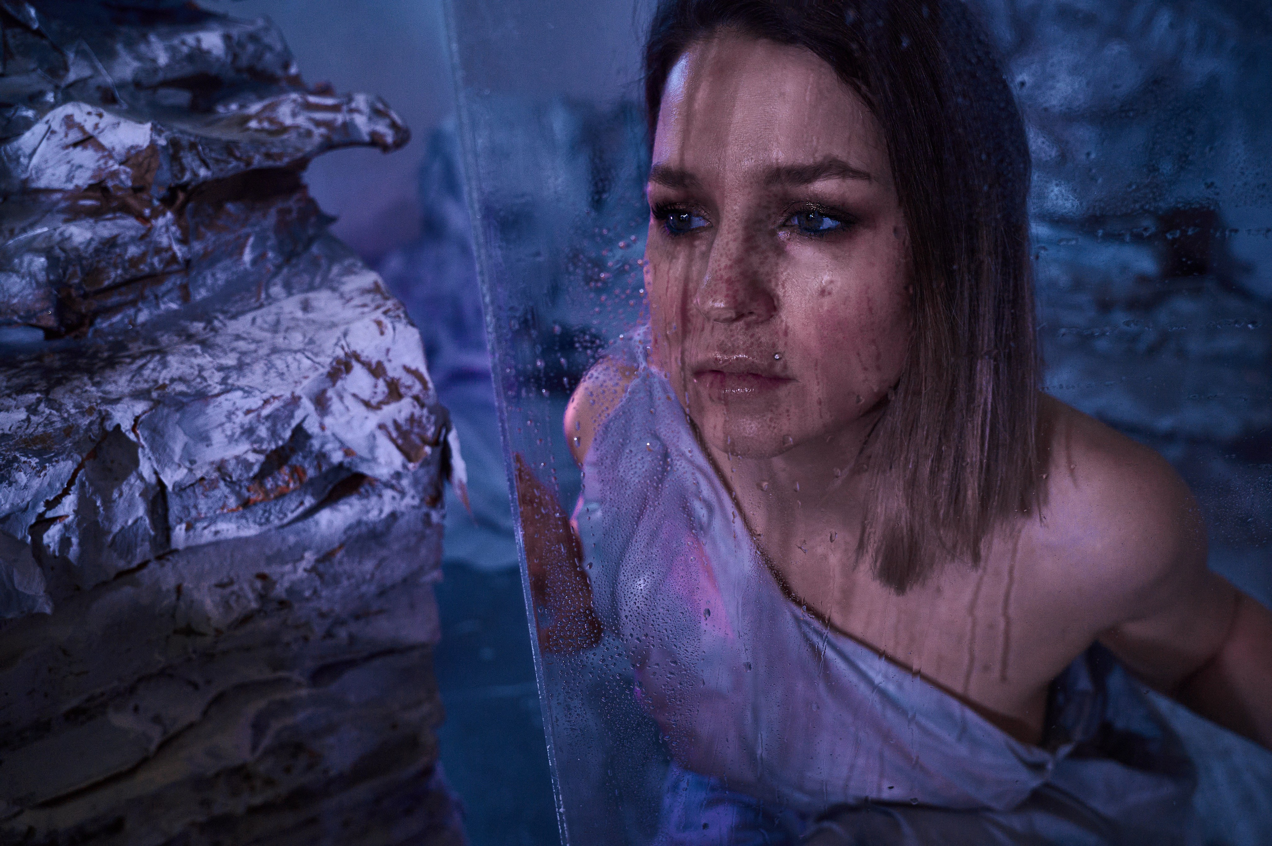 Фотосессия Ксении в декорациях «Лед» со стеклянным кубом