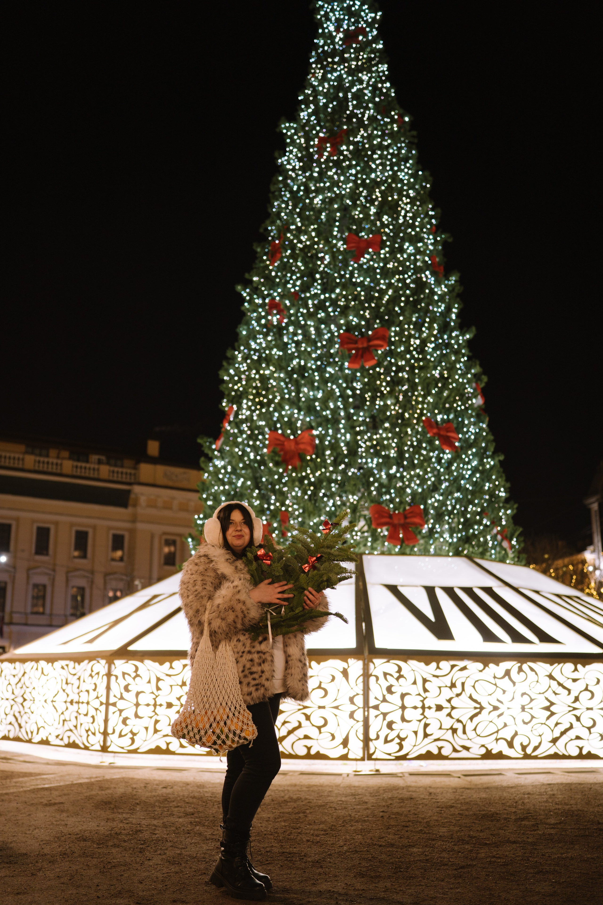 ПРОГУЛКА НА МАНЕЖНОЙ ПЛОЩАДИ ДЛЯ ДЕВУШКИ ПЕРЕД НОВЫМ ГОДОМ (НОВОГОДНЯЯ ФОТОСЕССИИЯ НА МАНЕЖНОЙ ПЛОЩАДИ). Профессиональный фотограф, Санкт-Петербург — Виктория Богомолова
