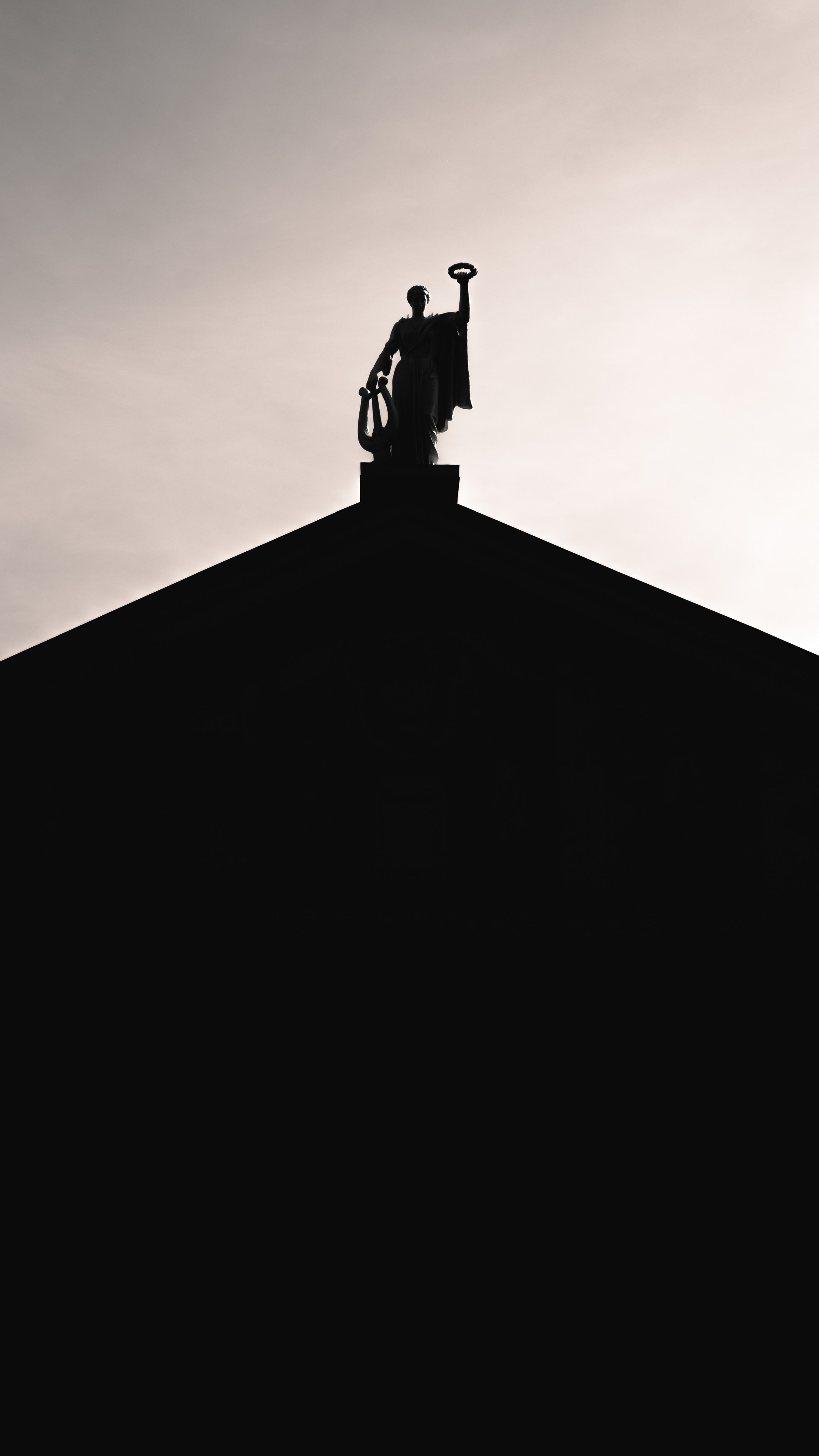 Статуя на верхушке татарского театра оперы и балета имени Мусы Джалиля