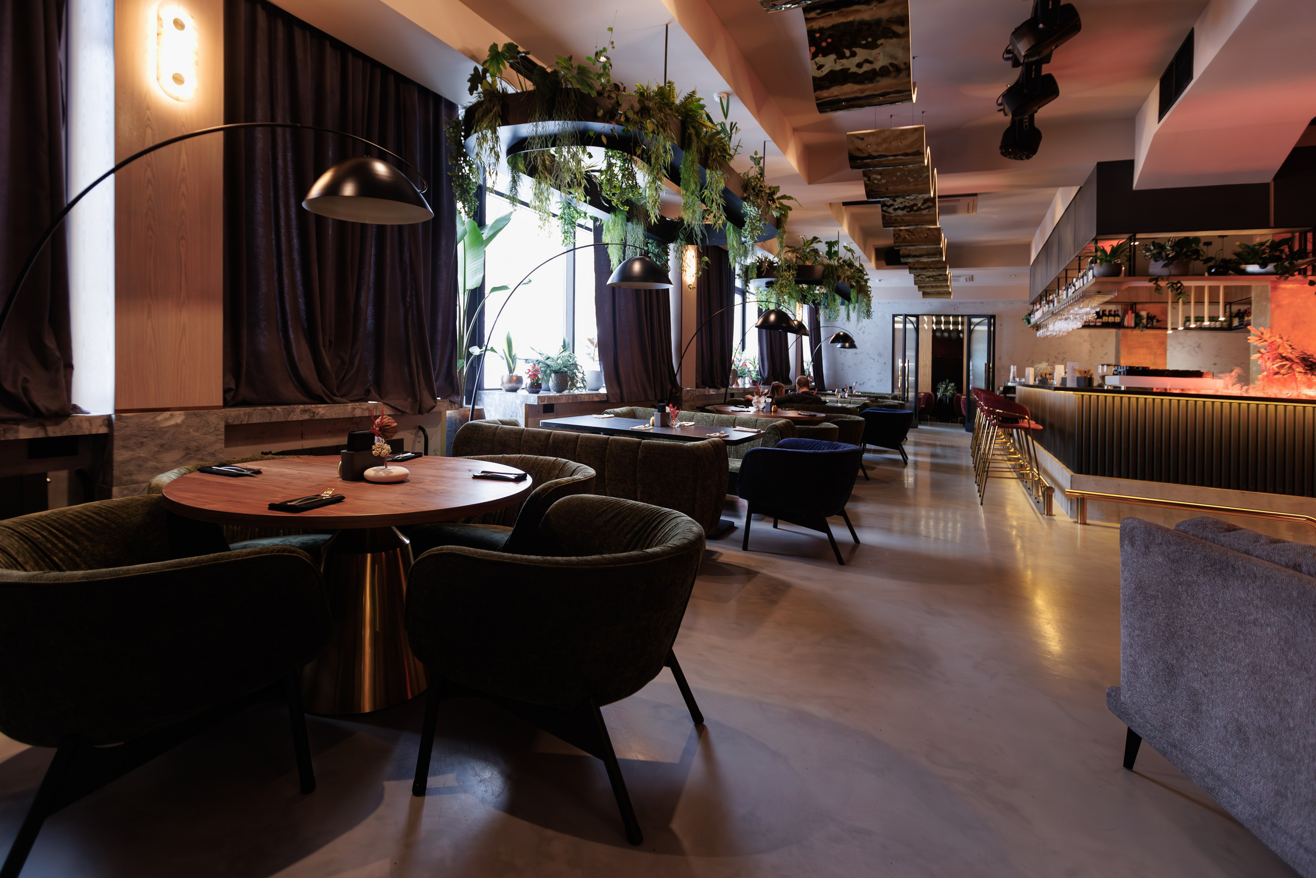 Фотограф для интерьерной съемки ресторана. Контент для бизнеса в Екатеринбурге Полдень Медиа