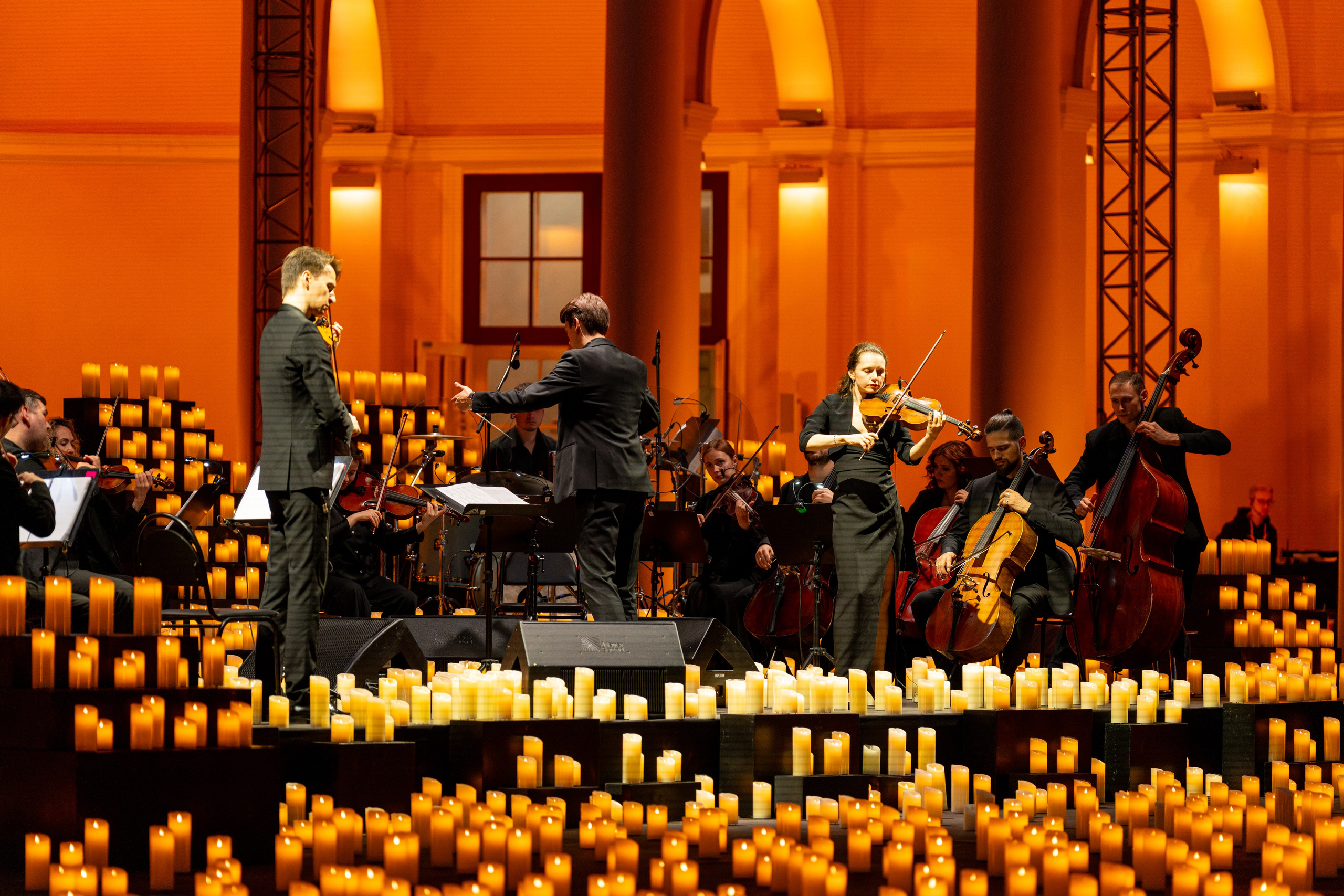 Симфонический оркестр Lumisfera при свечах. Фотограф Никита Комаров