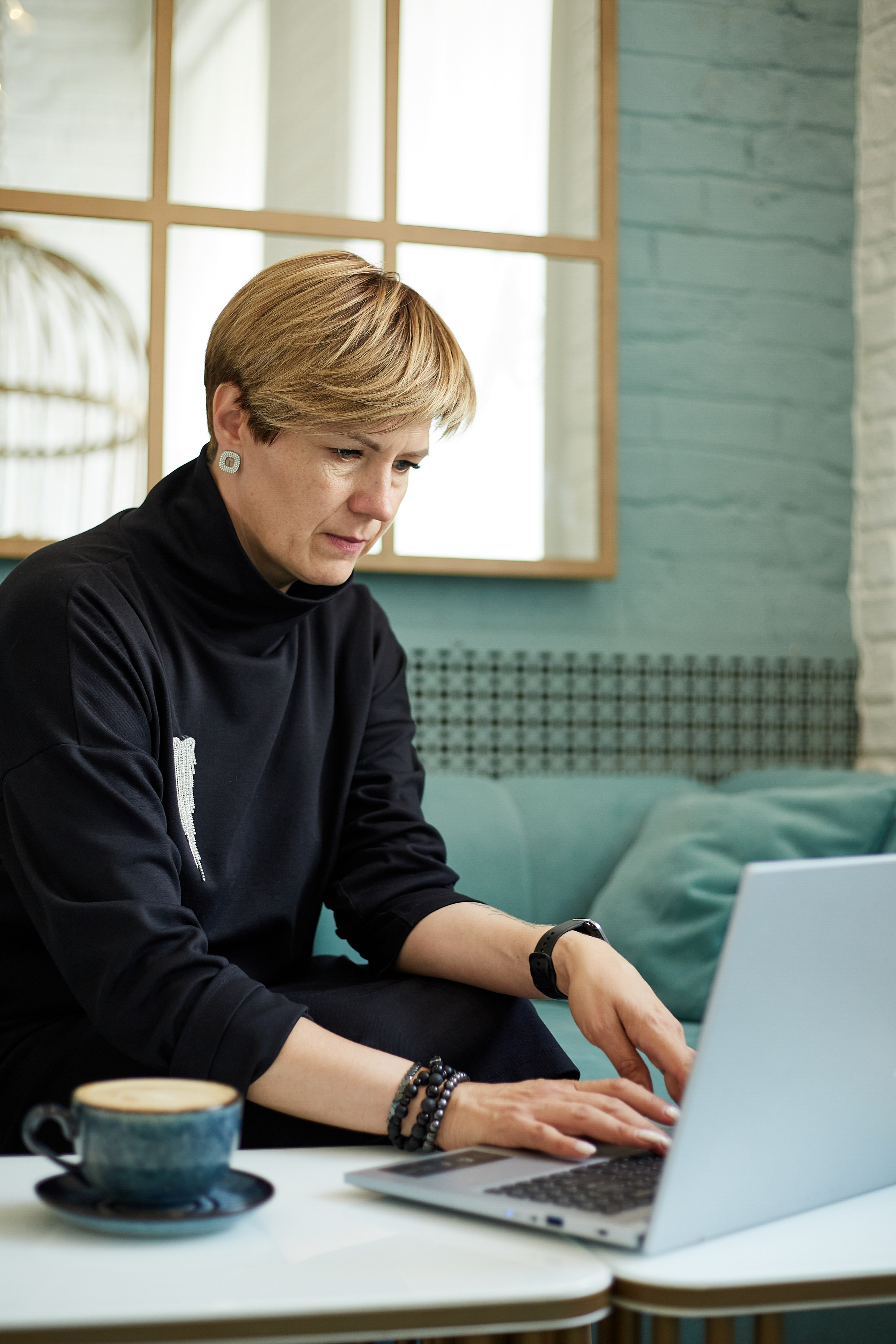 Бизнес-портрет в студии (Пенза) — профессиональная фотосессия для личного бренда и резюме. Деловой портрет в Пензе — фотосъемка для LinkedIn, сайта компании и соцсетей. Профессиональный бизнес-портрет в Пензе — фотосессия в деловом стиле с ретушью. Корпоративный портрет в Пензе — студийная съемка для предпринимателей и компаний. Фото для резюме и делового профиля (Пенза) — строгий стиль, естественный свет, профессиональная обработка.