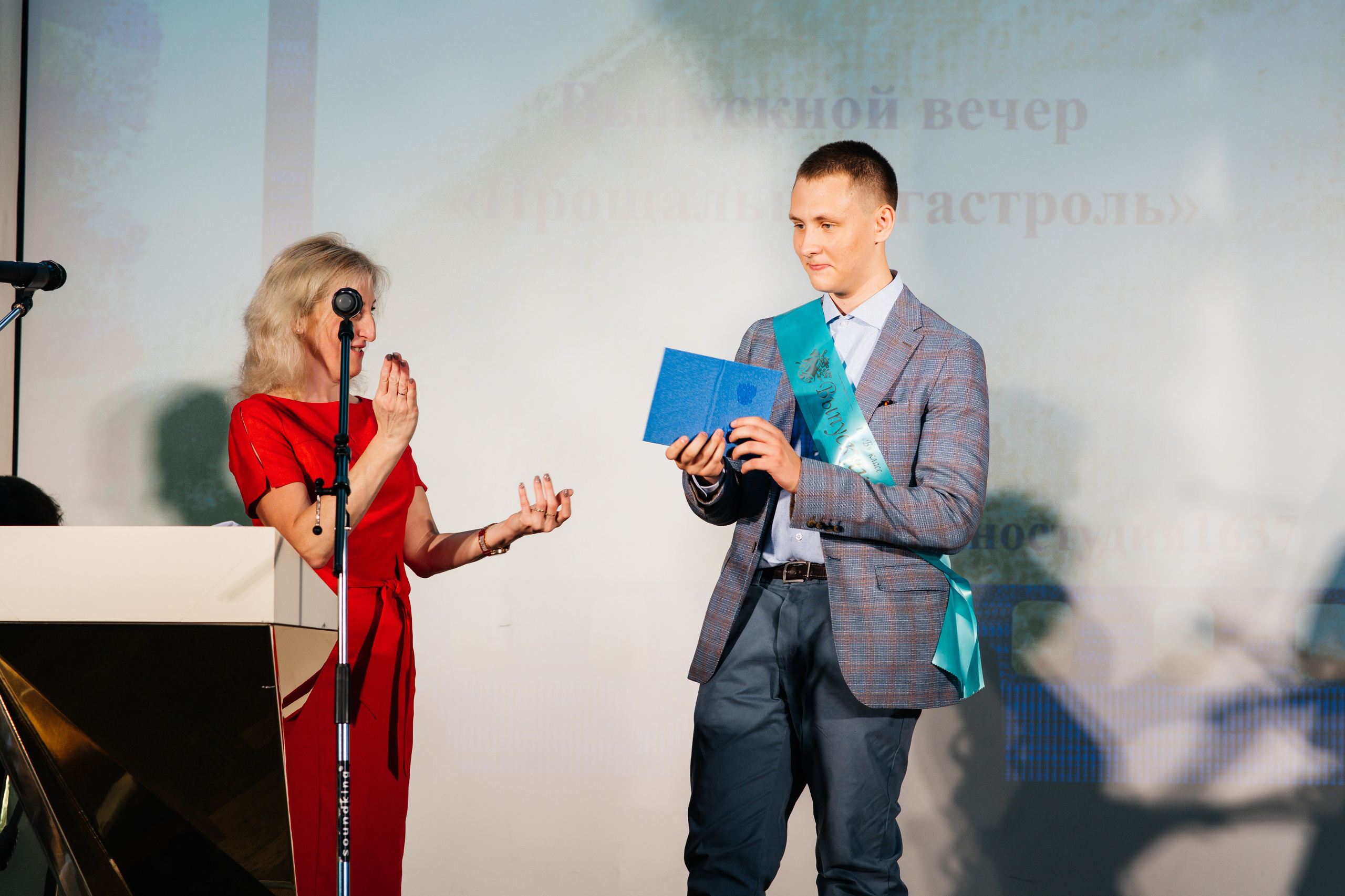 Вручение аттестатов. Выпускные альбомы в Подольске Москве и МО