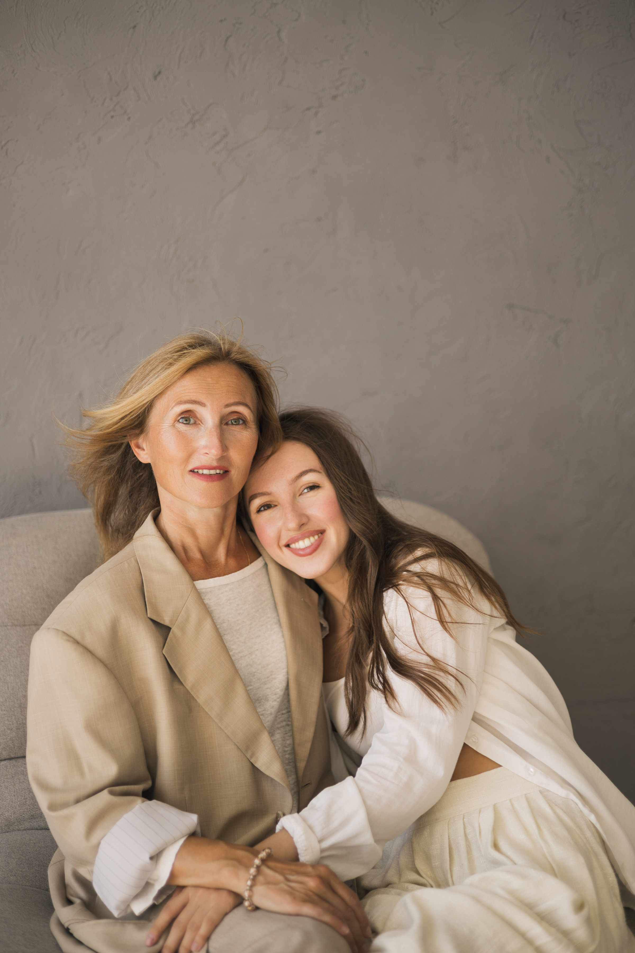 Мама и взрослая дочь. Портретный фотограф СПб, женский фотограф, минимализм и эстетика