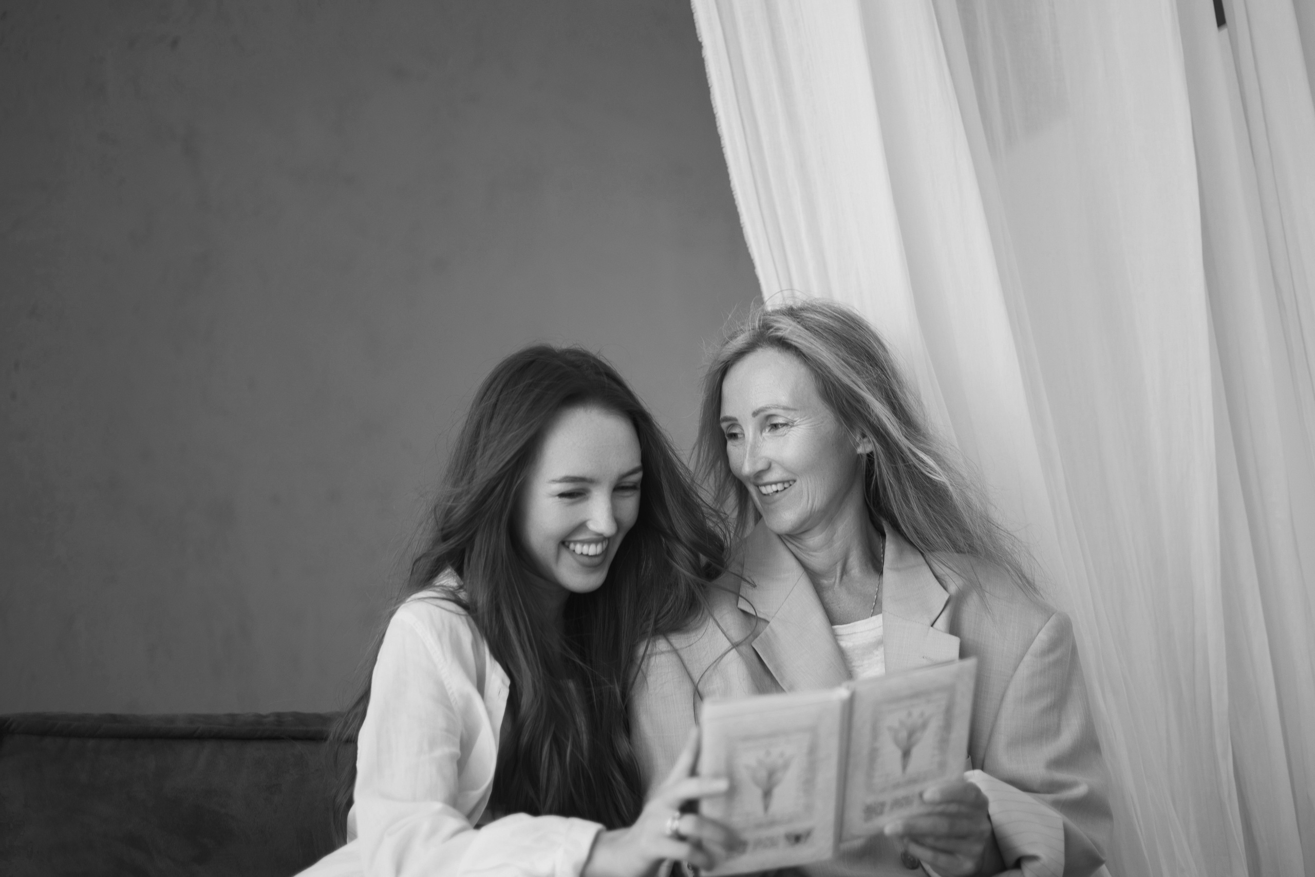 Мама и взрослая дочь. Портретный фотограф СПб, женский фотограф, минимализм и эстетика