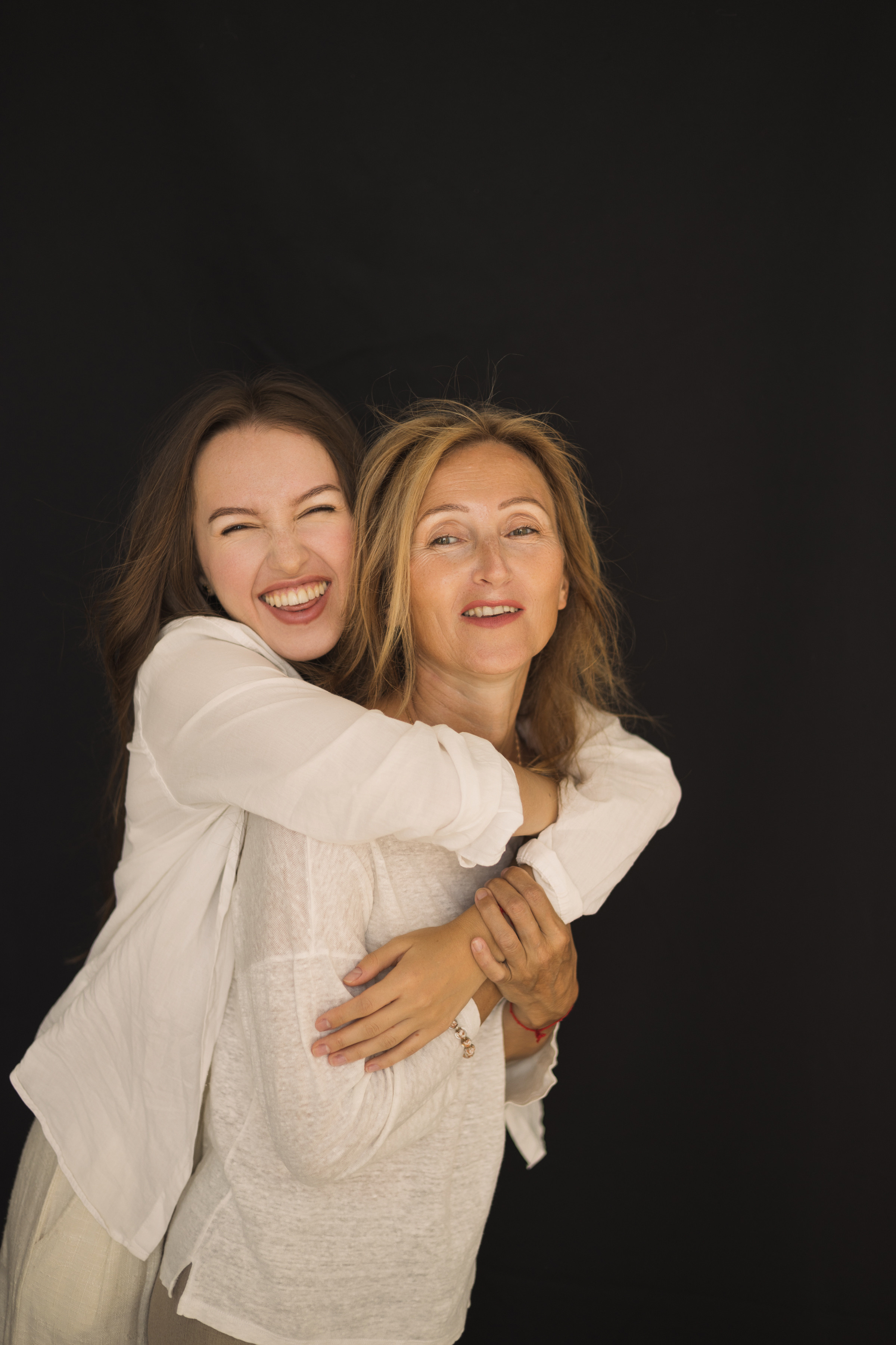 Мама и взрослая дочь. Портретный фотограф СПб, женский фотограф, минимализм и эстетика