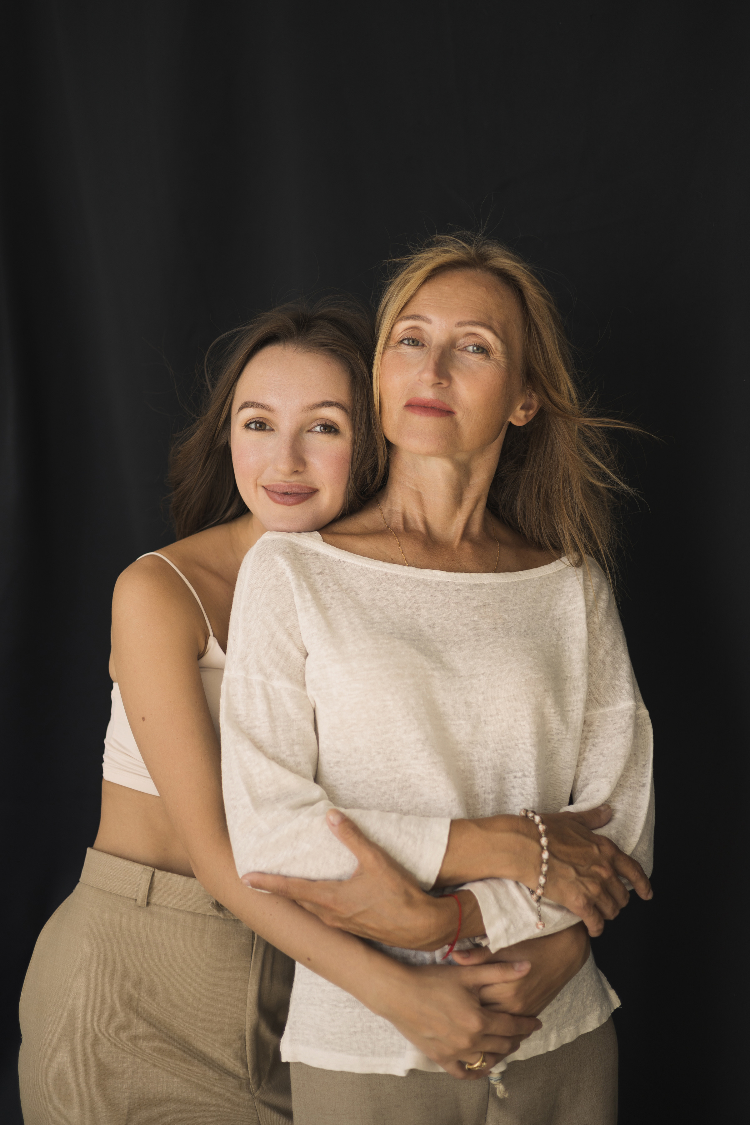 Мама и взрослая дочь. Портретный фотограф СПб, женский фотограф, минимализм и эстетика