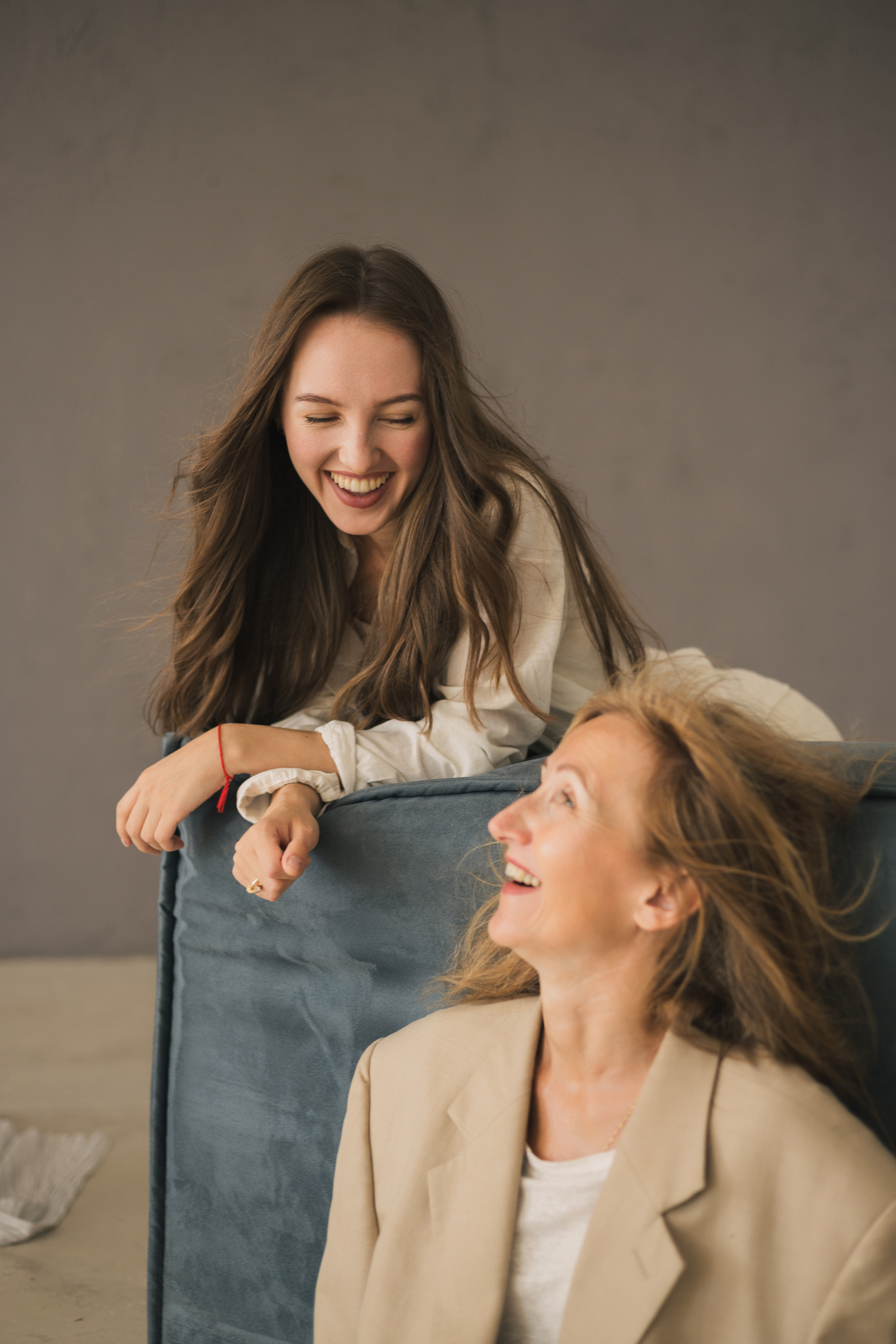 Мама и взрослая дочь. Портретный фотограф СПб, женский фотограф, минимализм и эстетика