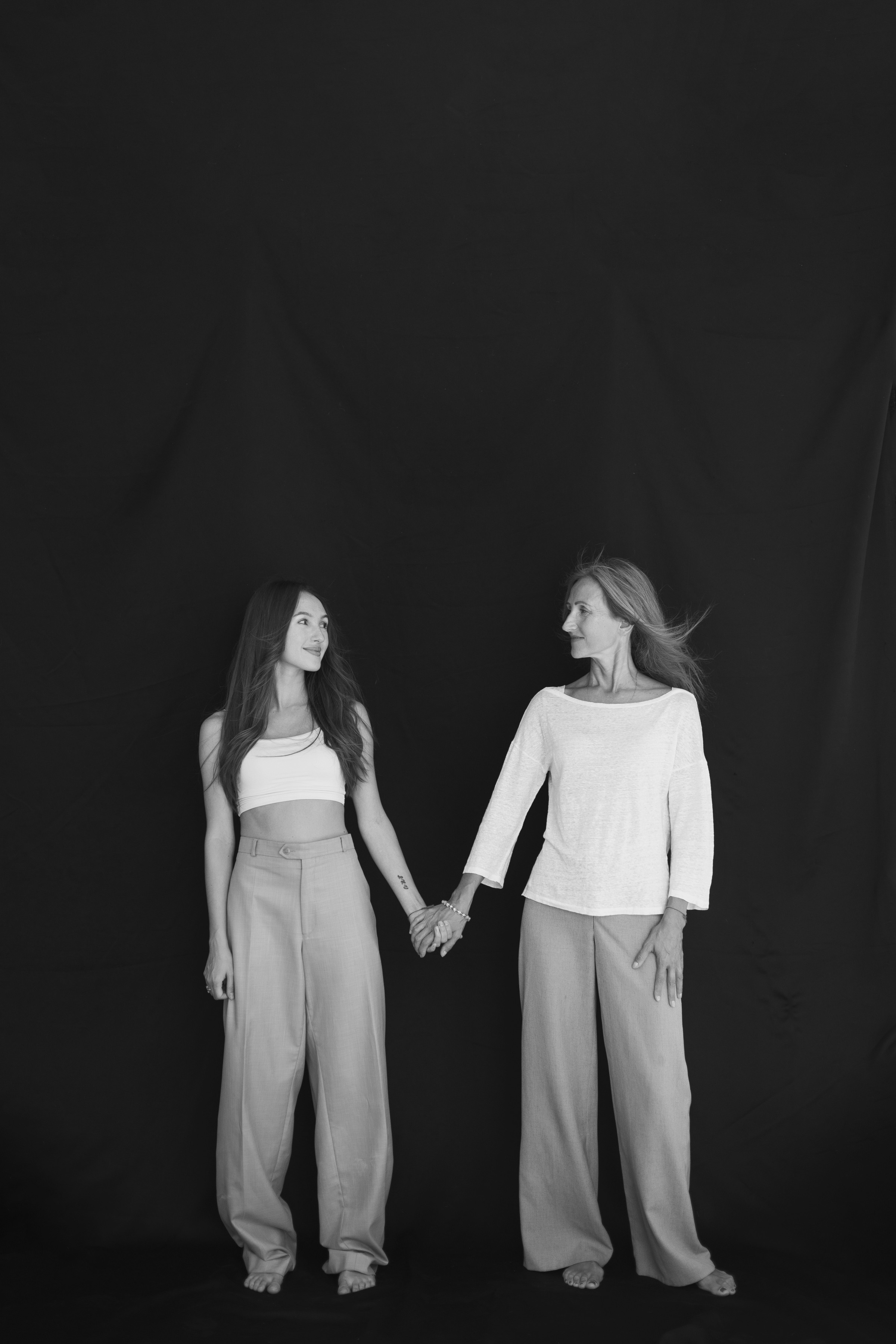 Мама и взрослая дочь. Портретный фотограф СПб, женский фотограф, минимализм и эстетика