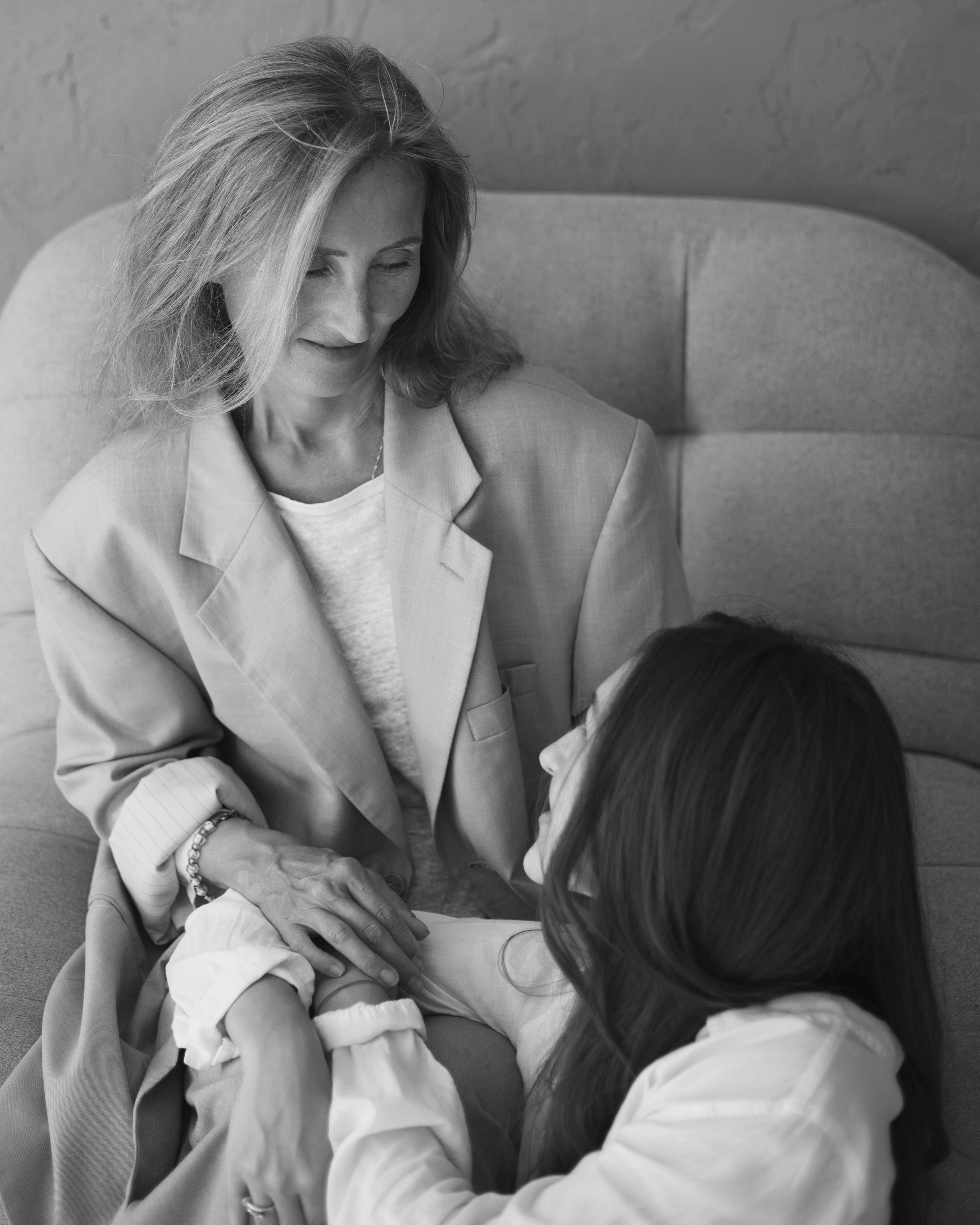 Мама и взрослая дочь. Портретный фотограф СПб, женский фотограф, минимализм и эстетика