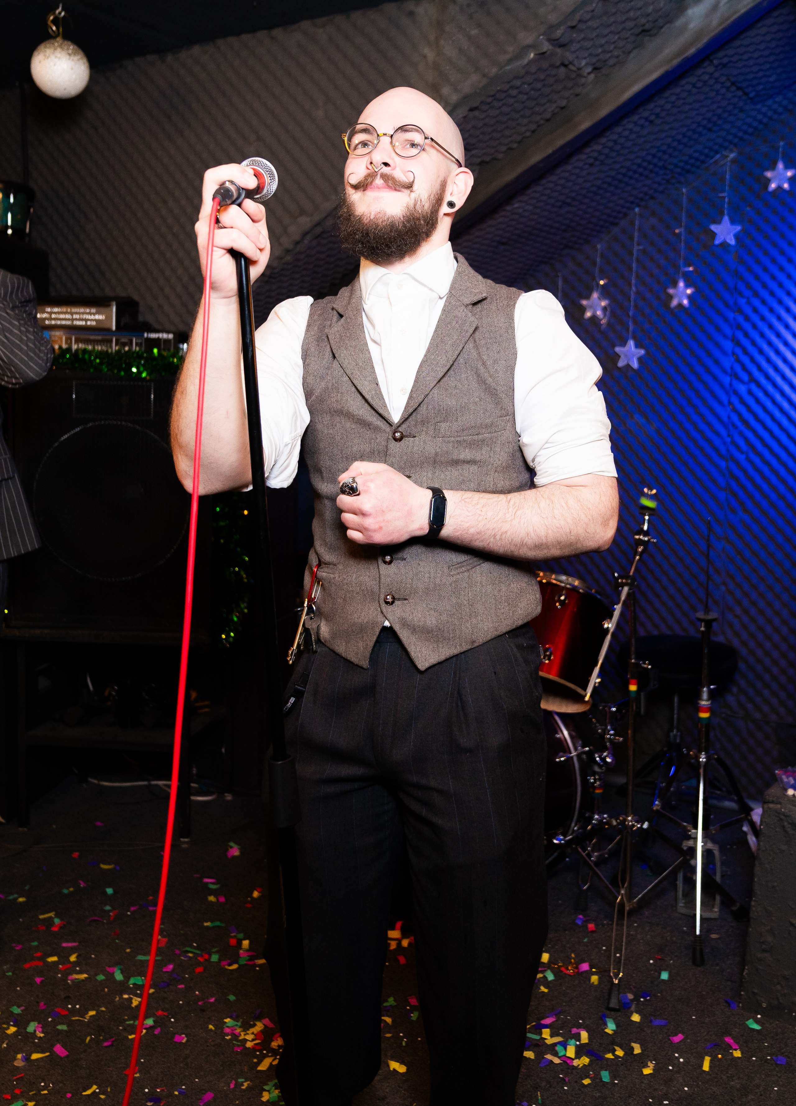 Новый год 2026. Новогодняя ночь 2026 в баре Дебошир (Debaser). Репортажный, street и urban фотограф в Санкт-Петербурге Мальцев Евгений