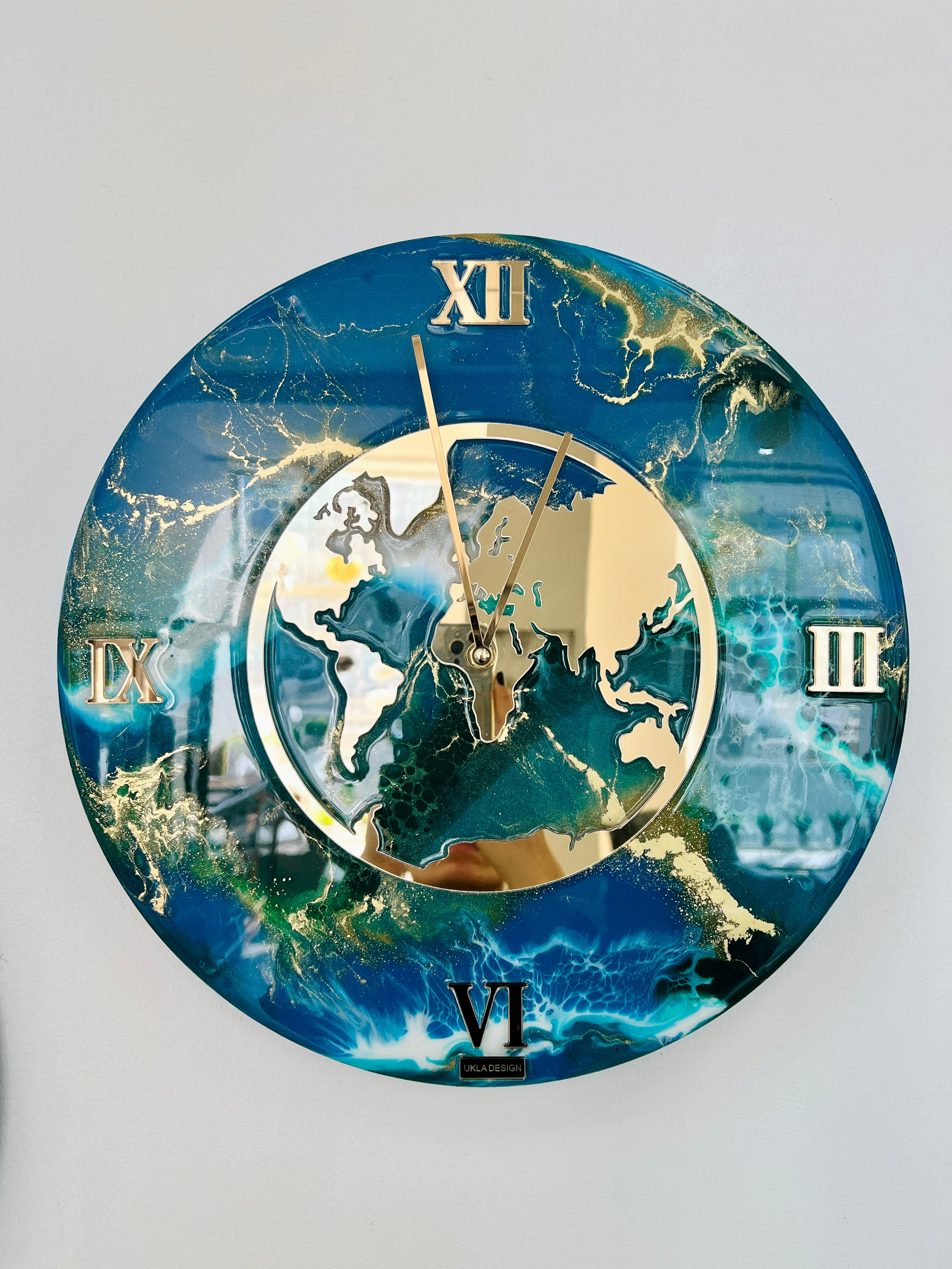 Часы из эпоксидный смолы. Художник Якимова Юлия картины в интерьер и предметы декора