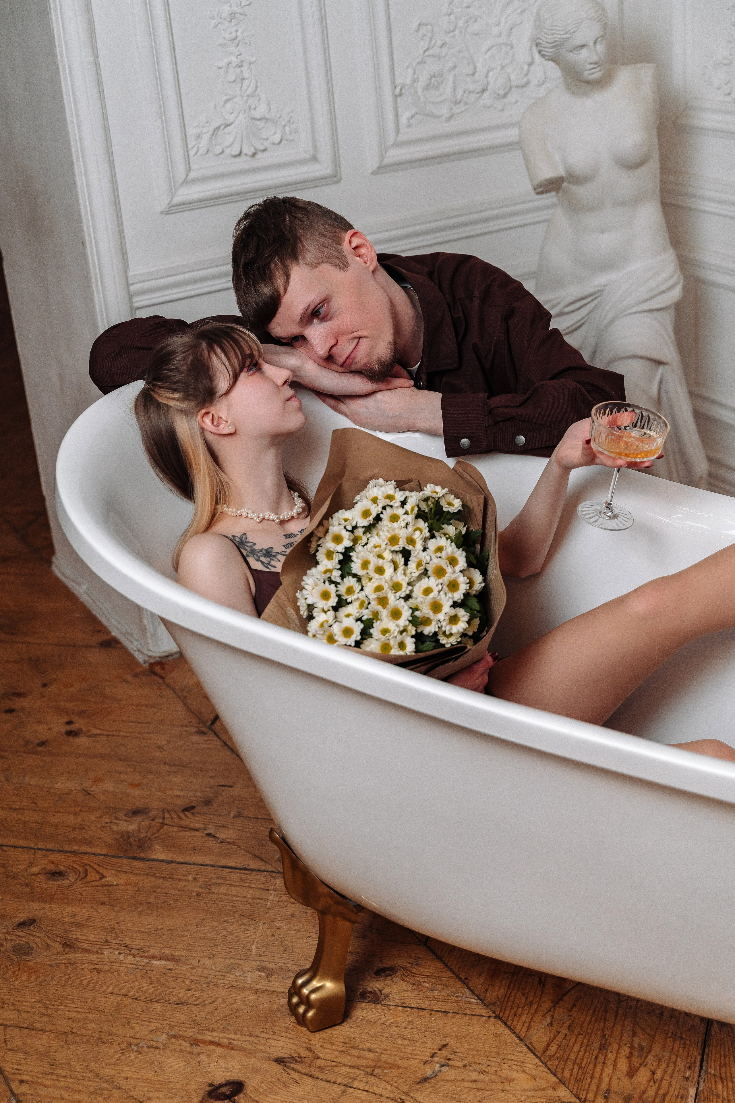 Зимняя фотосессия лавстори с предложением руки и сердца в фотостудии