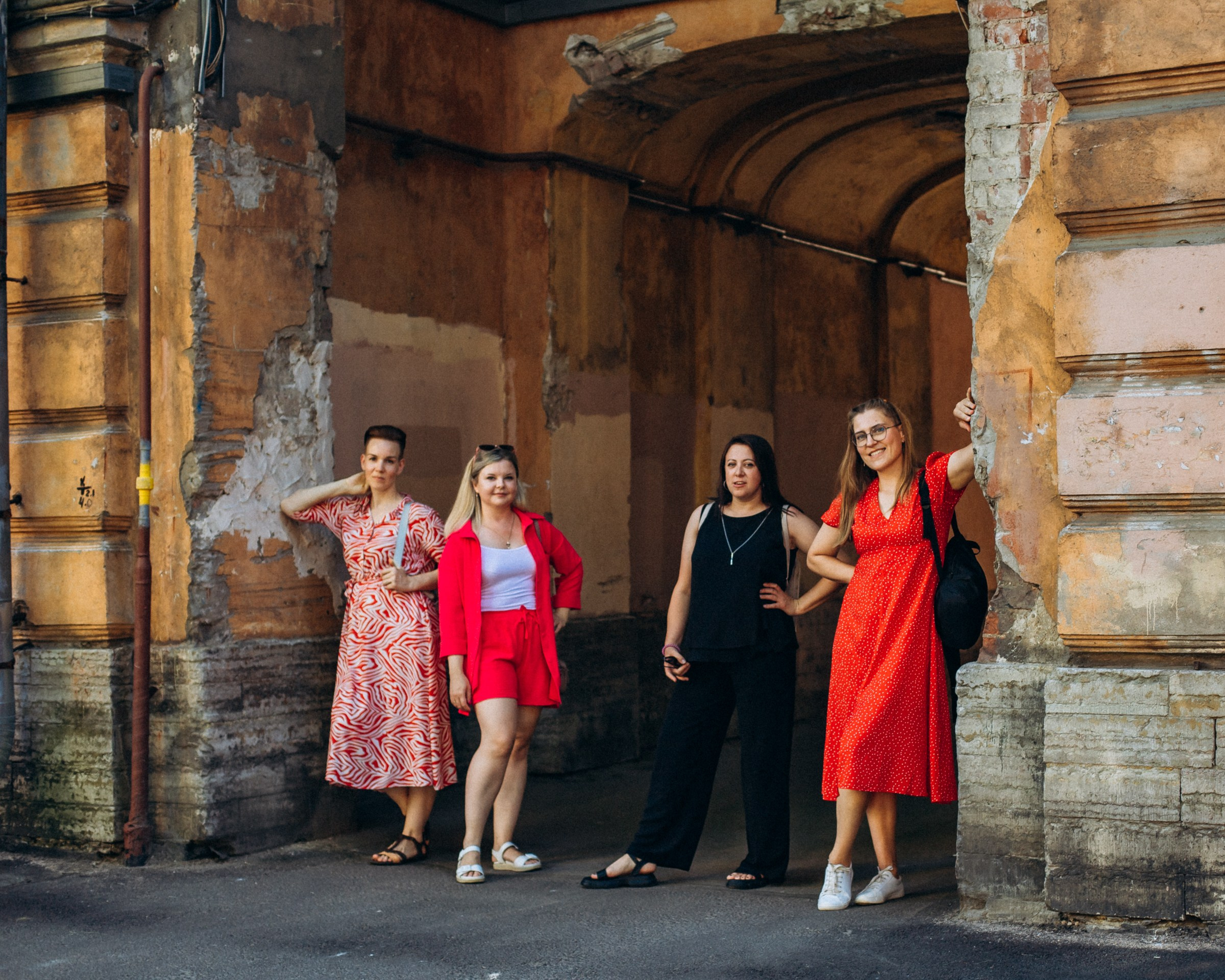 Катерина с подругами в июне. Фотопрогулка в Петербурге. Индивидуальный и семейный фотограф в Санкт-Петербурге