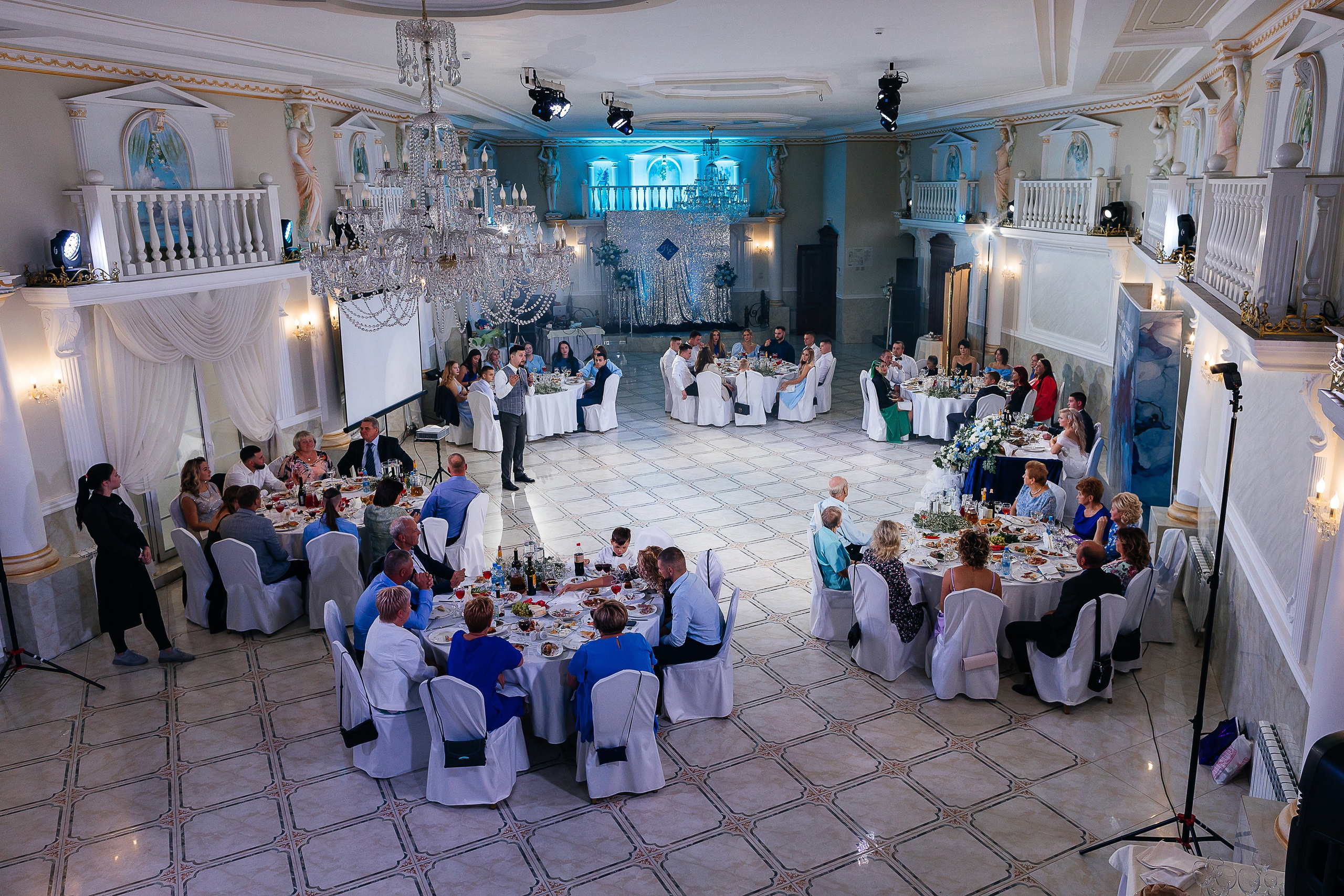 Стильная фотосессия пары в интерьерах ресторана. Олег Сверчков | Свадебный фотограф Вологда