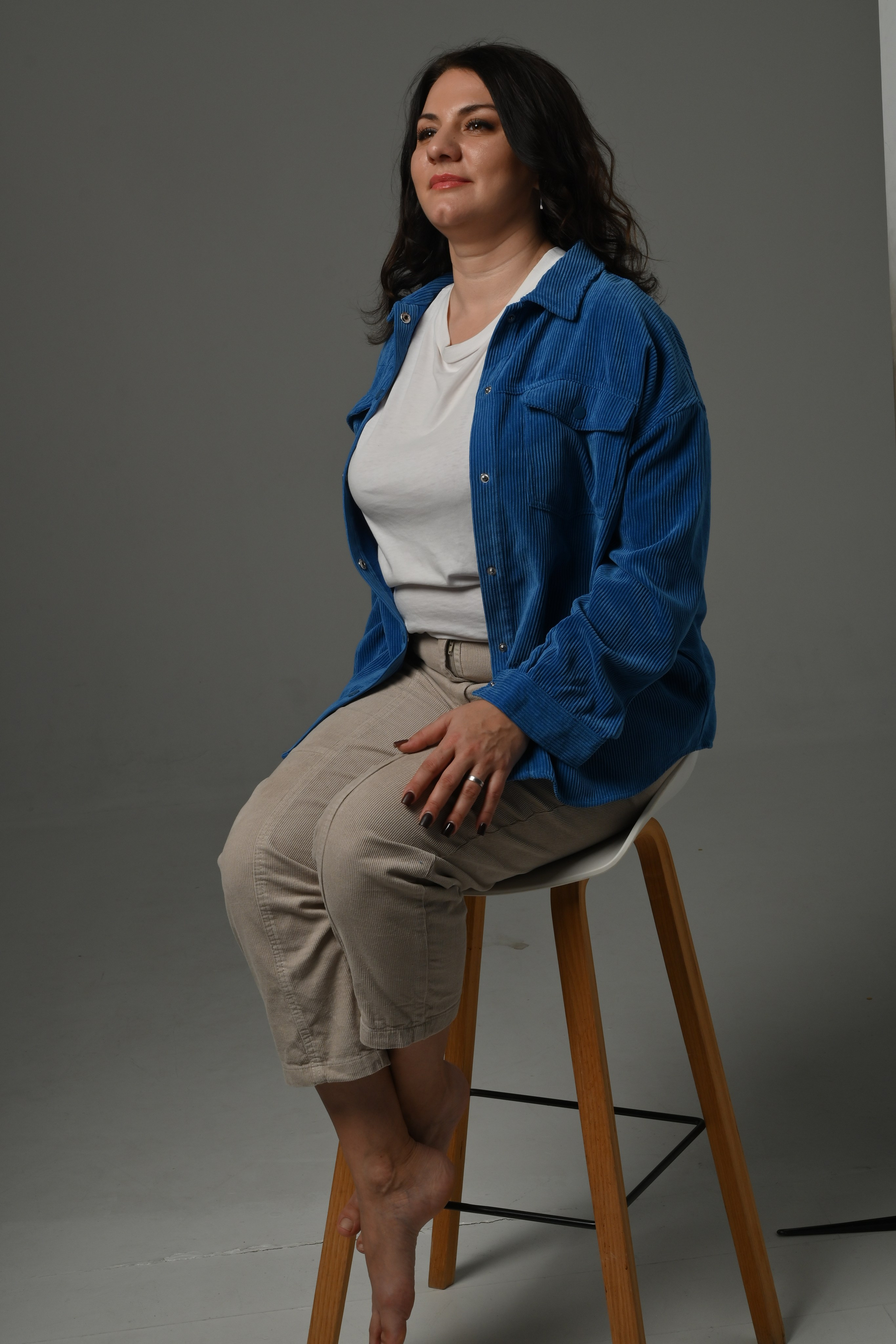 Сидя, общий план, диагонали, углы, искусственный свет