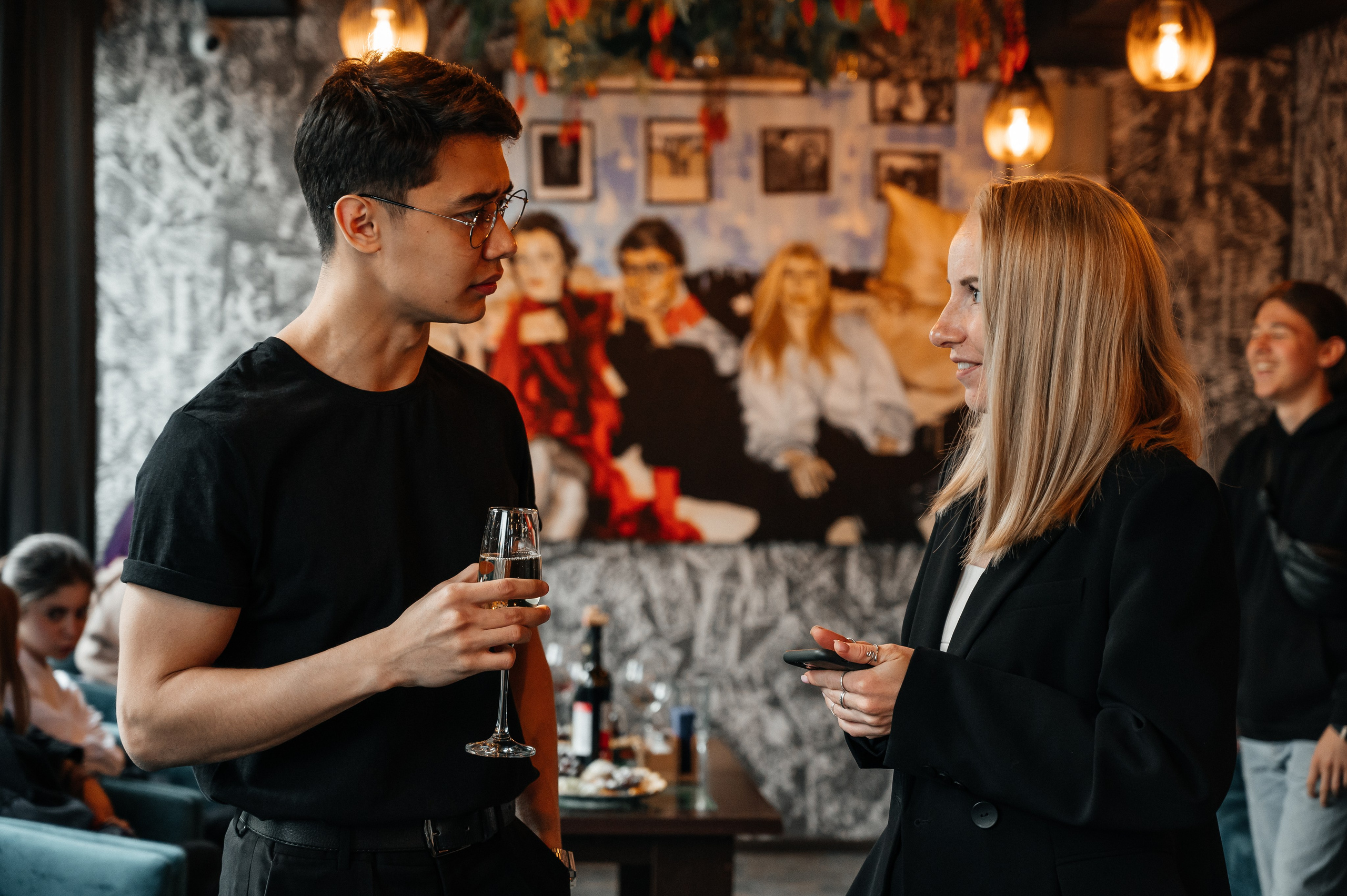 Презентация картины Карима в Париже. Фотограф Нижний Новгород