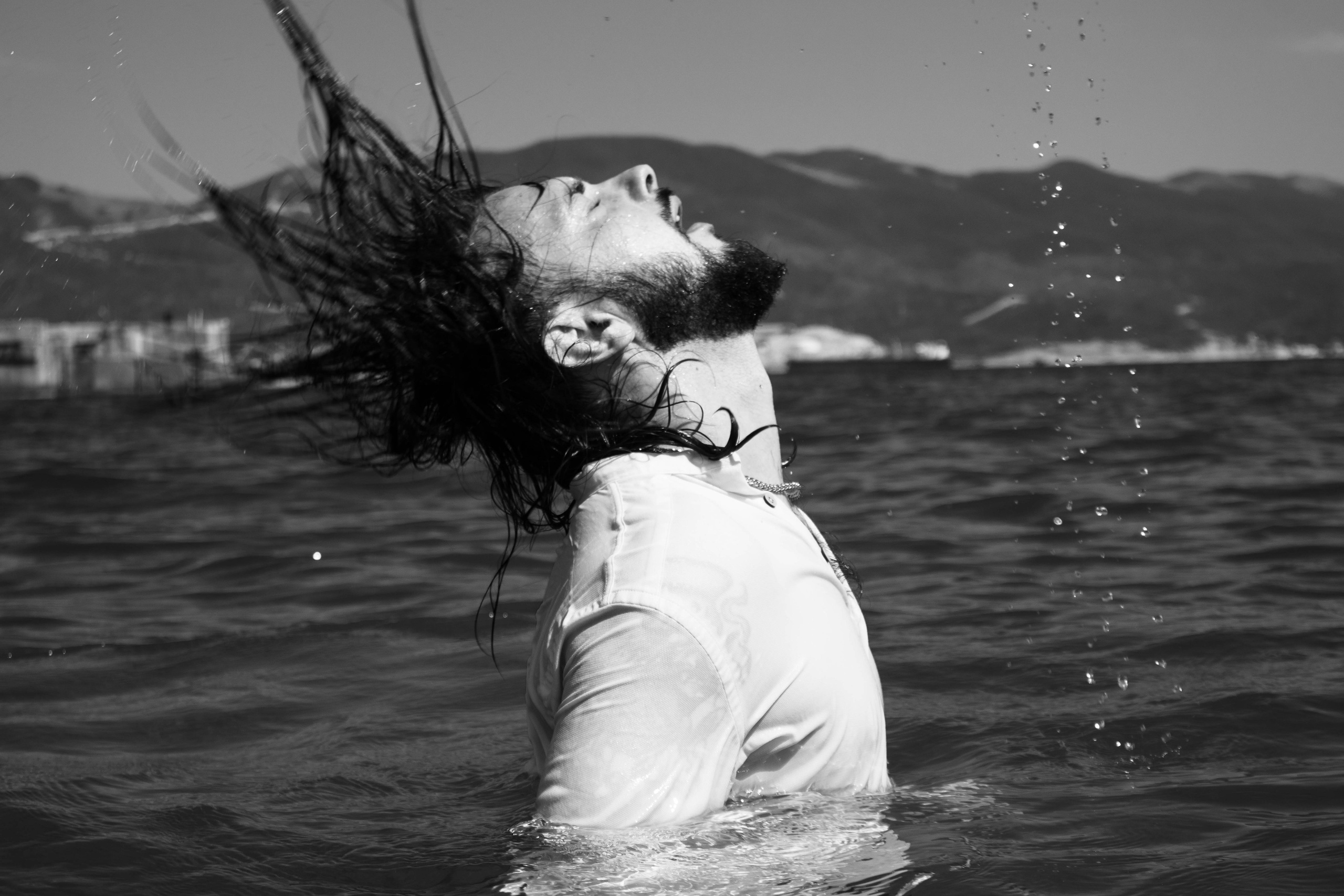 «Шаги по волнам: берег мечты». Уличный фотограф Города N