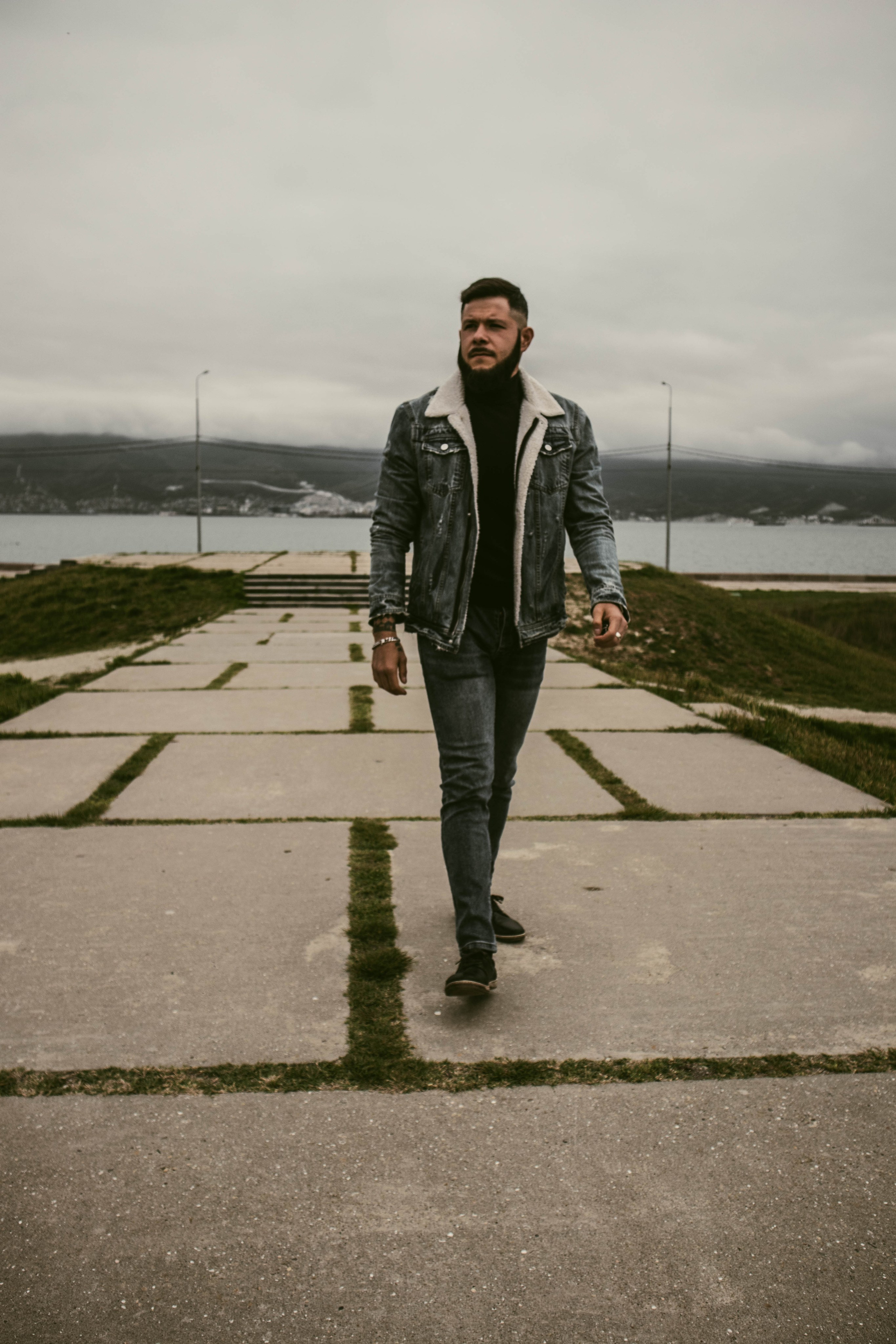 О. Уличный фотограф Города N