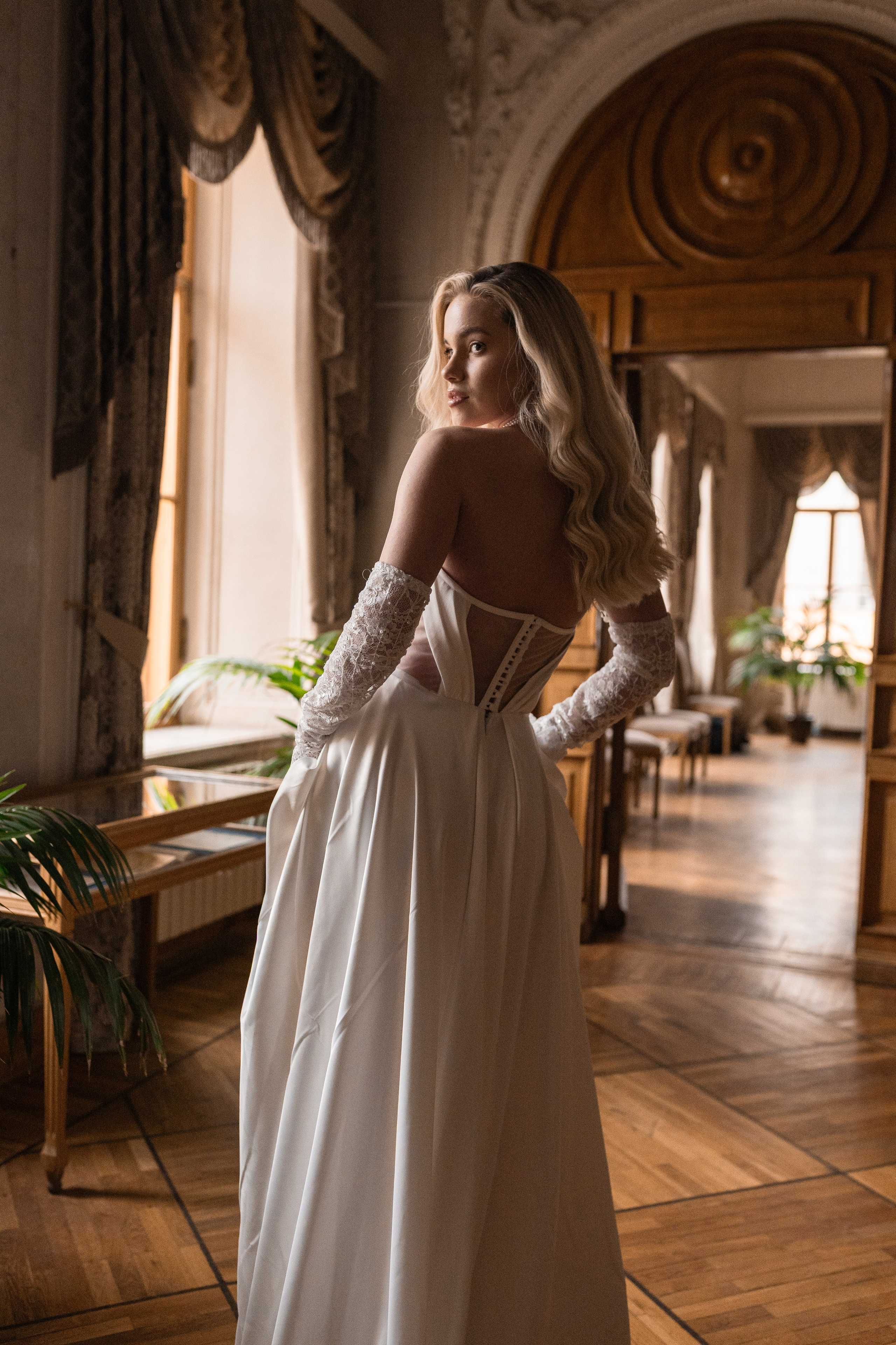 Свадебная фотосессия в Пушкинской библиотеке. Свадебный фотограф в Москве Анна Полушина