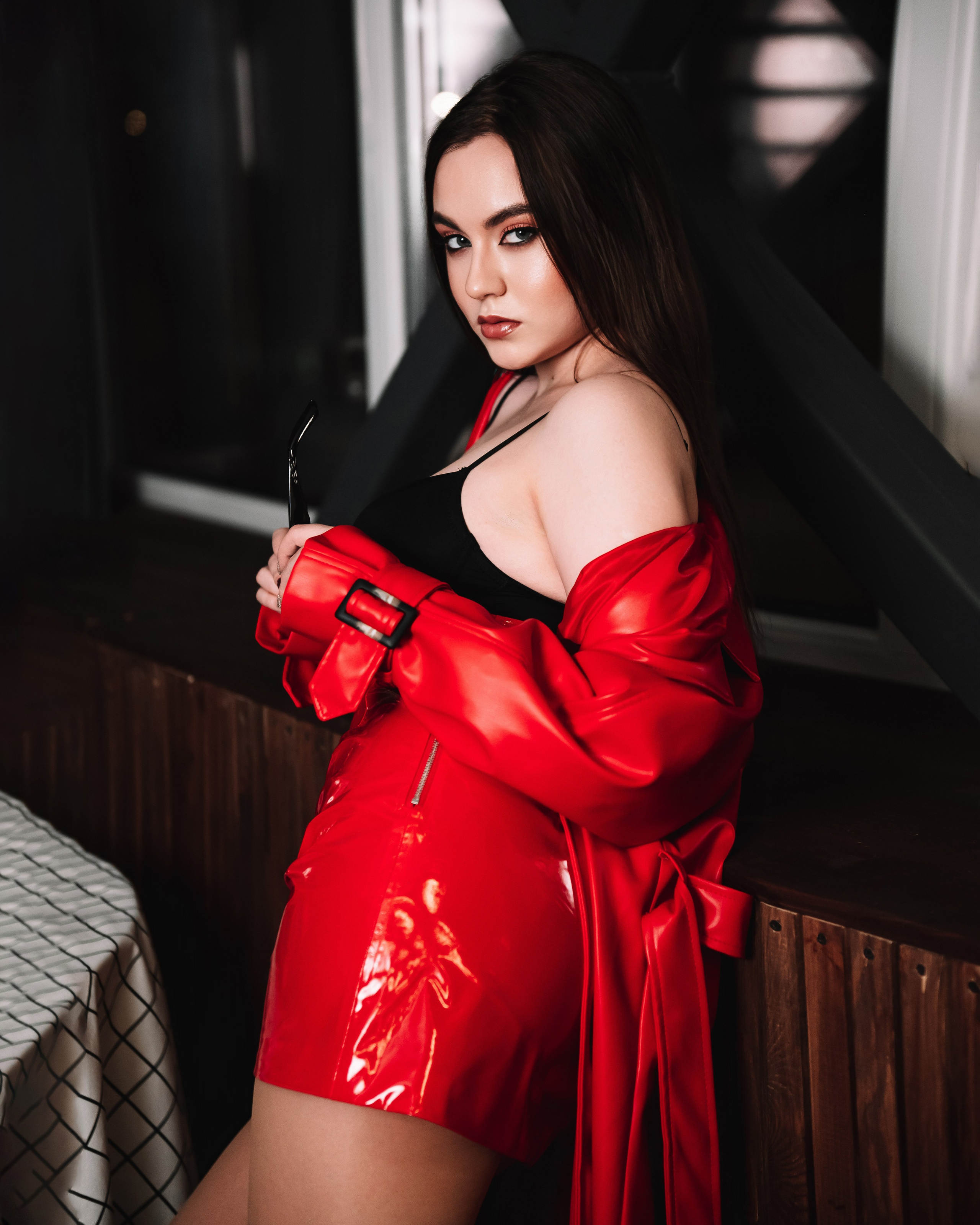 Сексуальная фотосессия в красном кожаном плаще в г. Кемерово