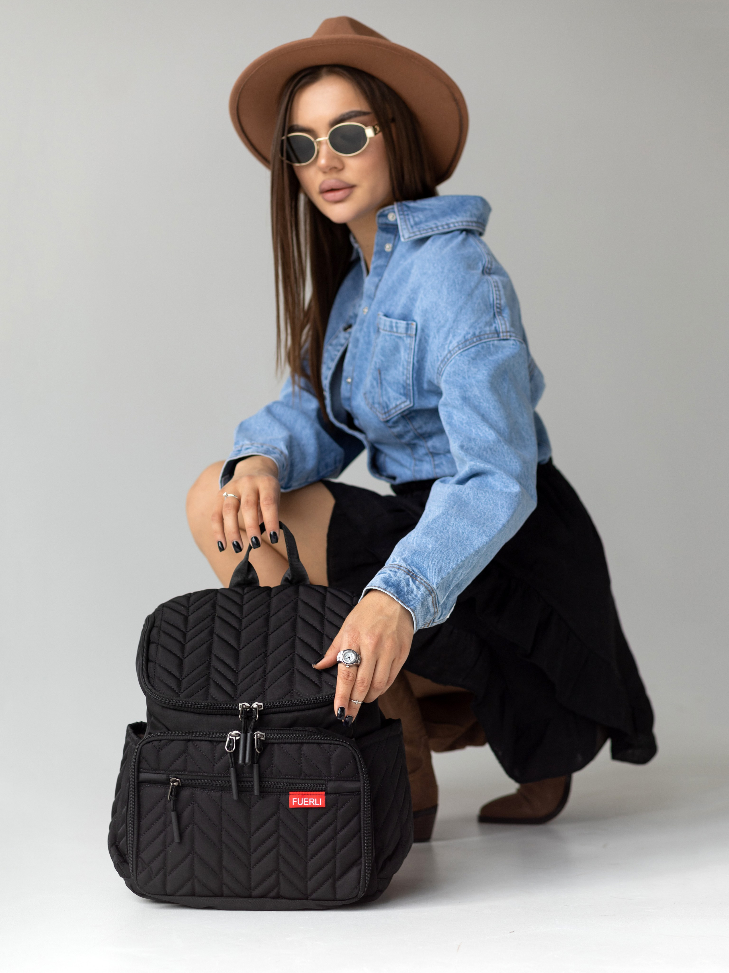 Модельная на циклораме (белый/серый фон). Съёмки для брендов и маркетплейсов