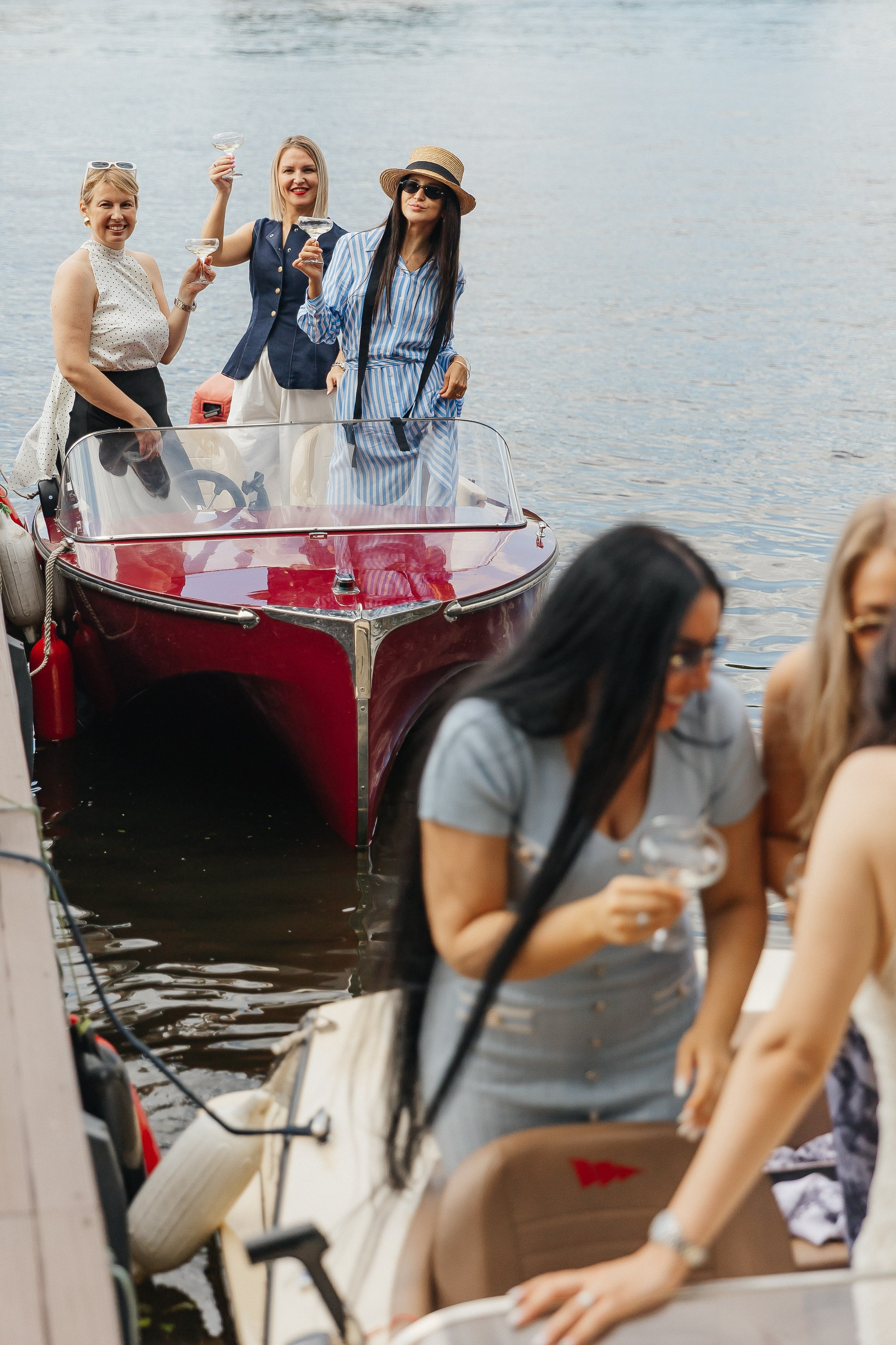 девичник на ретро катерах, ретрокатер, фотограф на девичник, прогулка на яхте, фотосессия на катере, ретро-катер, катер в москве