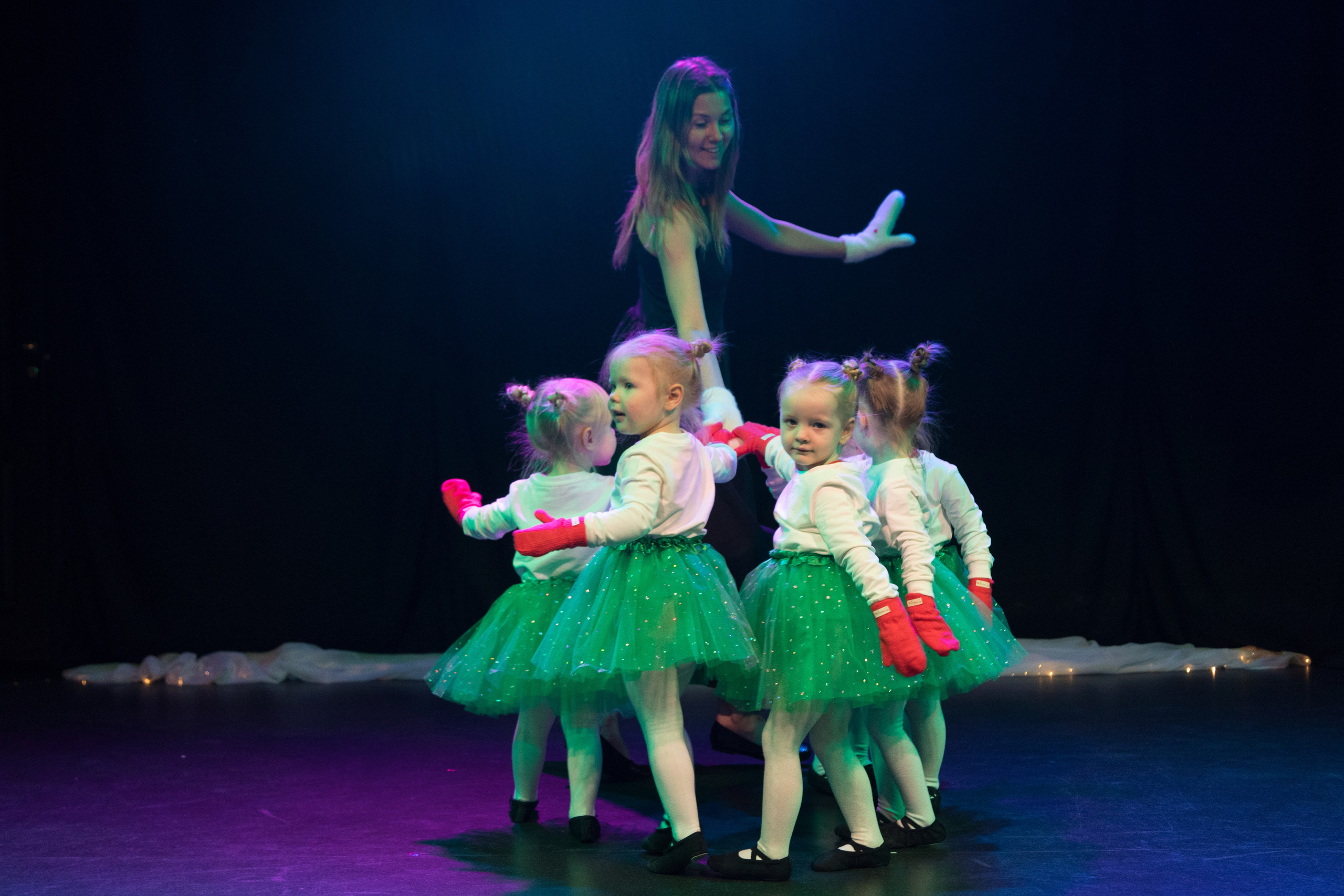 Отчетный танцевальный концерт детей 2-7 лет. Детский и контент фотограф Надя Волкова Санкт-Петербург