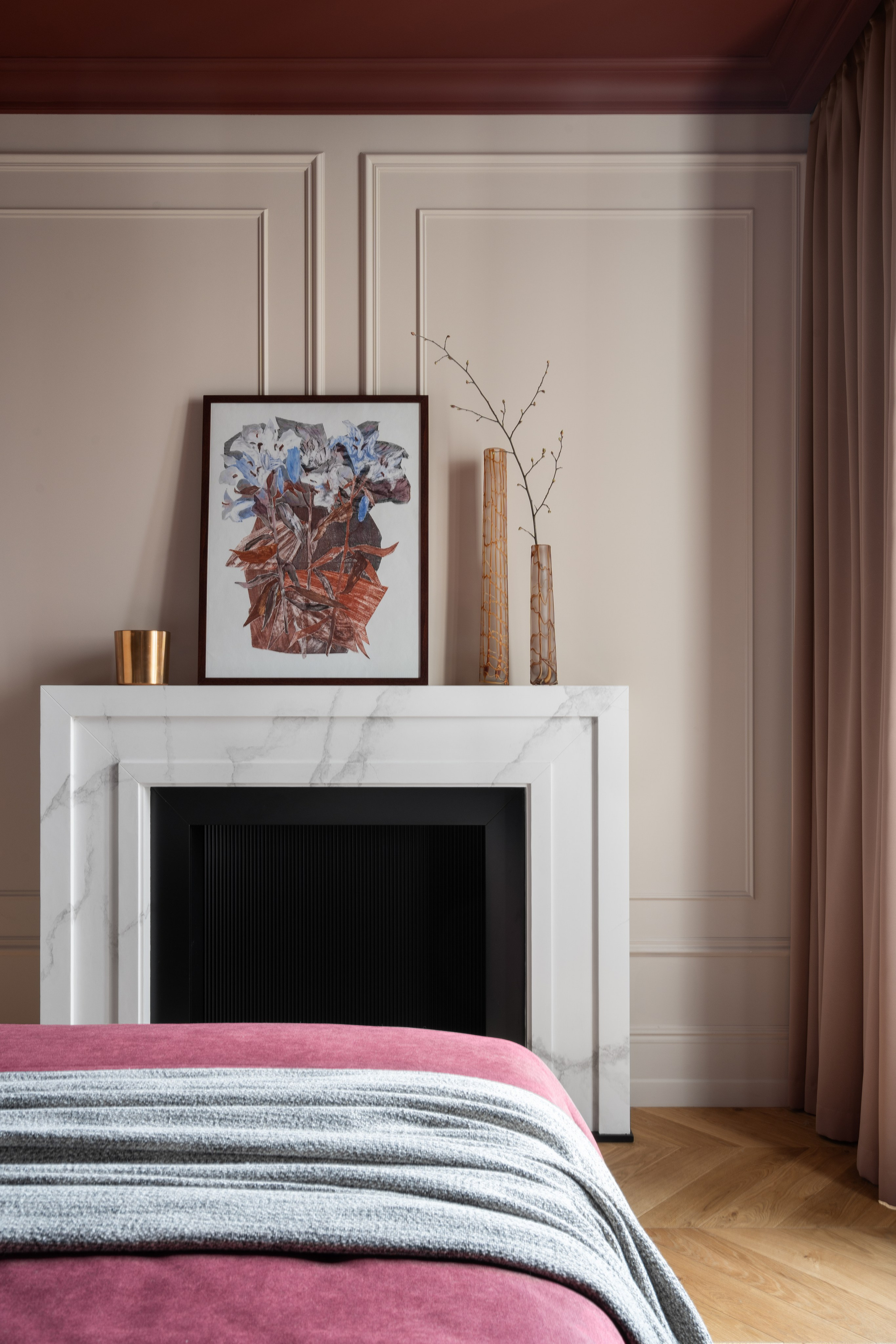 Контрастный и уютный интерьер квартиры в ЖК «ALTER», оформленный в винных тонах