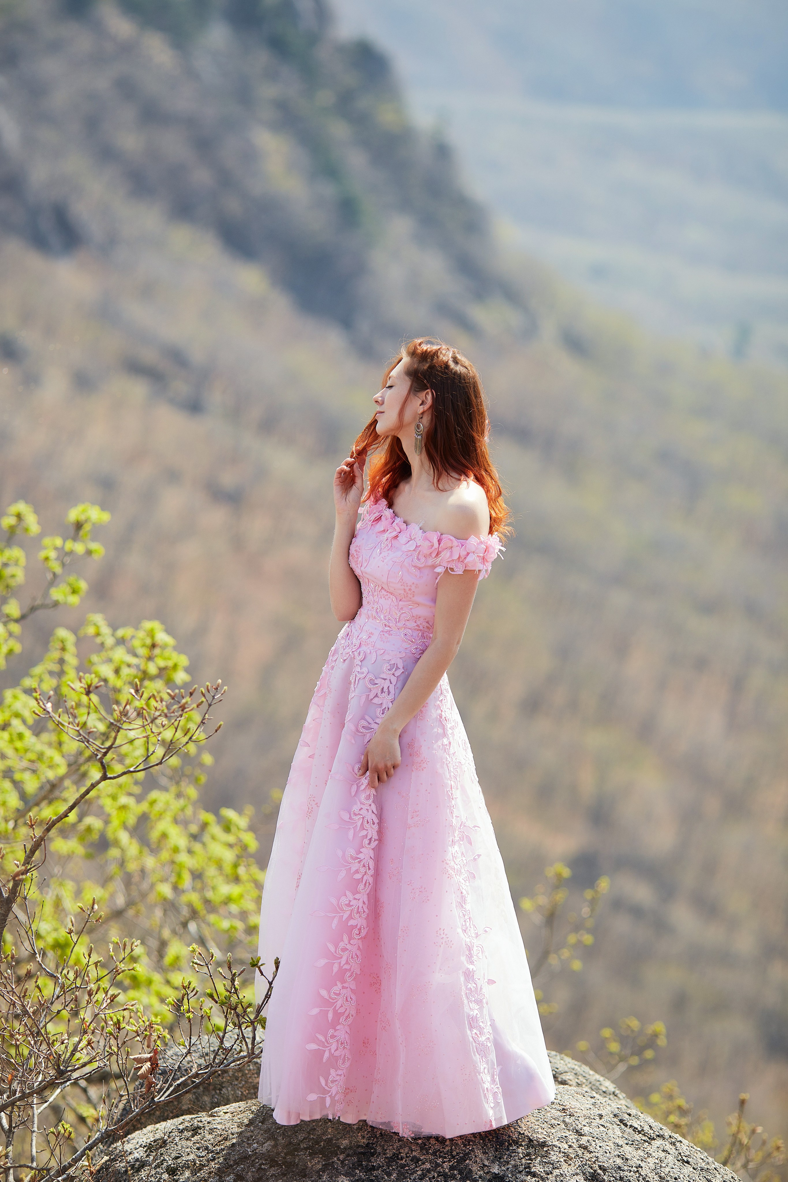Романтический портрет в горах с девушкой в розовом платье принцессы