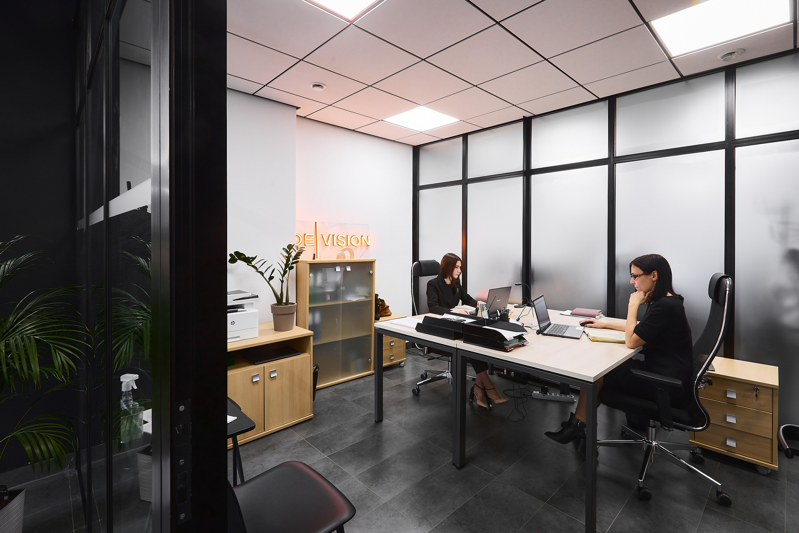 Интерьерная фотосъемка офиса агенства devision. Бизнес портрет Аэросъемка Интерьерная съемка Тюмень