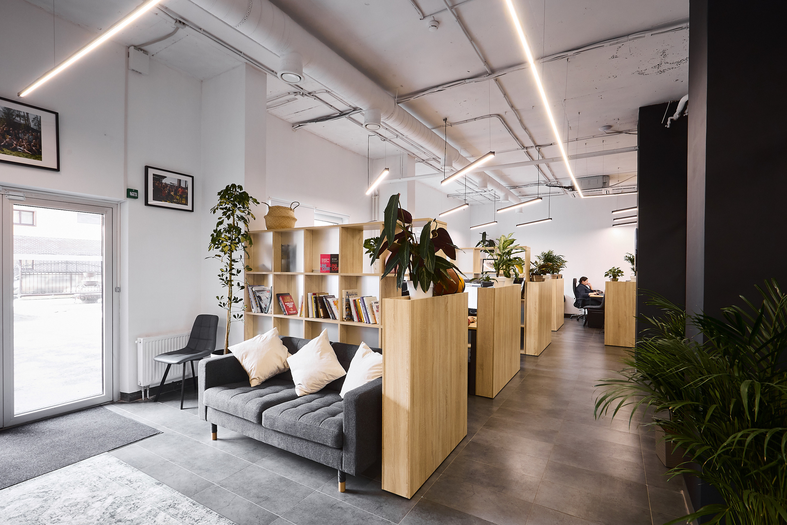 Интерьерная фотосъемка офиса агенства devision. Бизнес портрет Аэросъемка Интерьерная съемка Тюмень