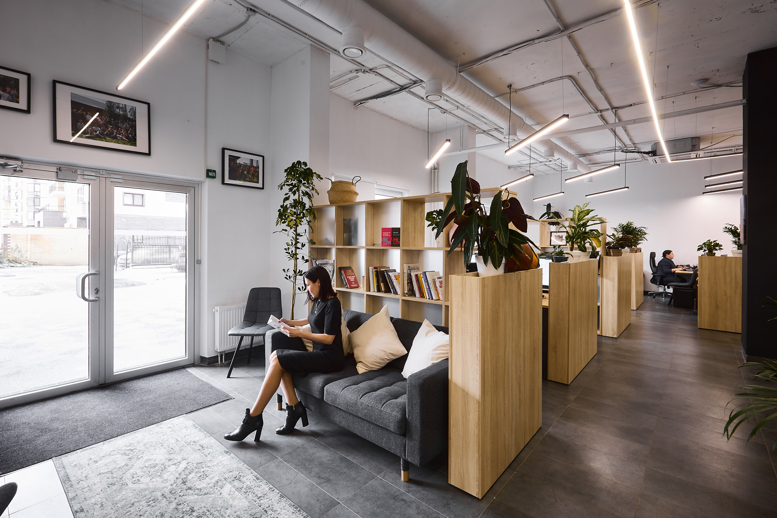 Интерьерная фотосъемка офиса агенства devision. Бизнес портрет Аэросъемка Интерьерная съемка Тюмень