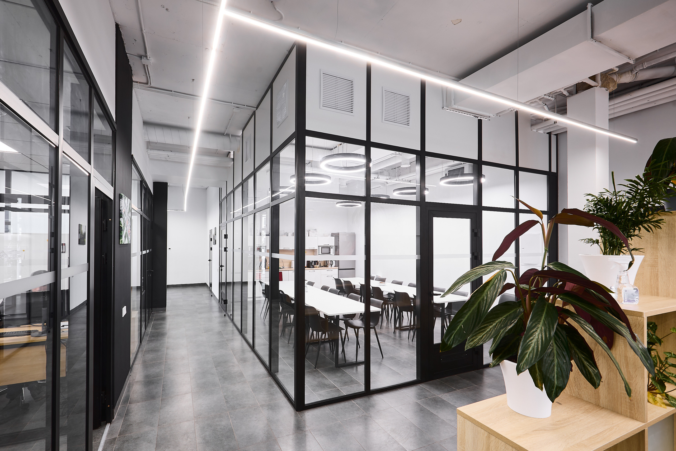 Интерьерная фотосъемка офиса агенства devision. Бизнес портрет Аэросъемка Интерьерная съемка Тюмень