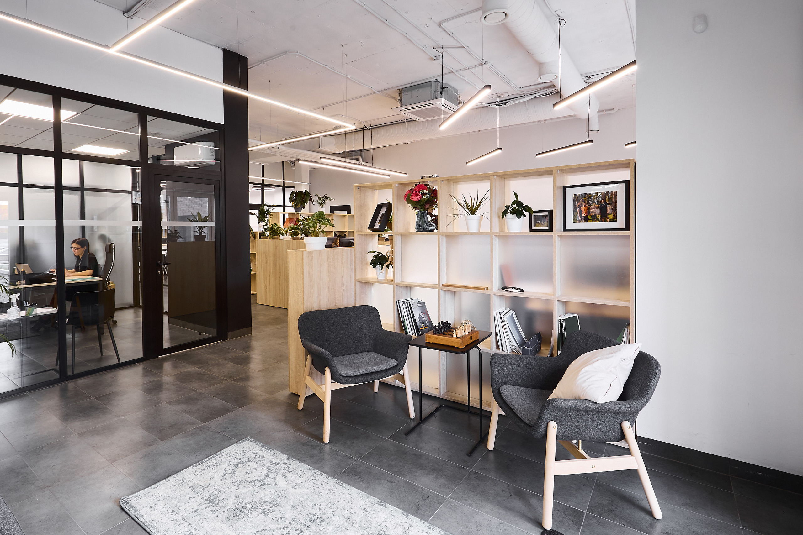 Интерьерная фотосъемка офиса агенства devision. Бизнес портрет Аэросъемка Интерьерная съемка Тюмень