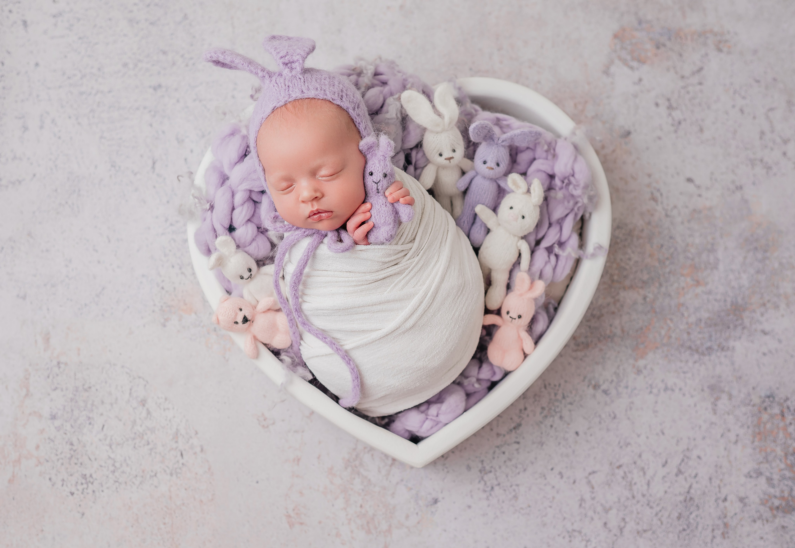 Новорожденная малышка в шапке зайчика.
