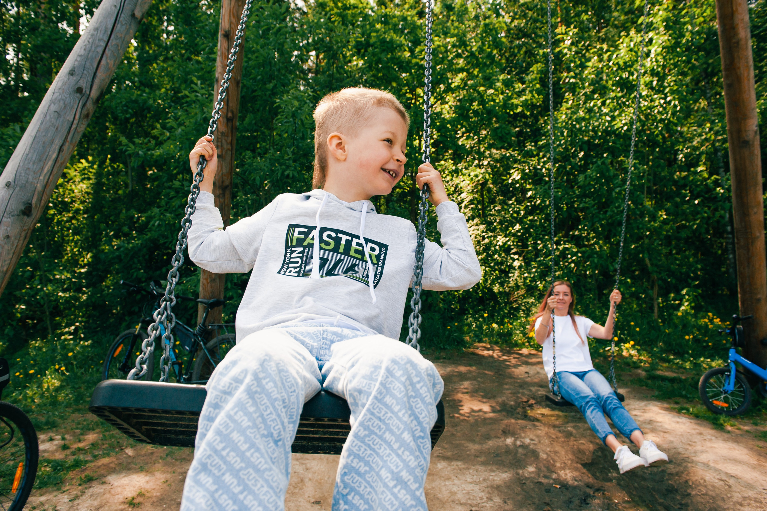 семейная фотосессия на природе, фотосессия мамы с сыном в парке на качелях, живые эмоции