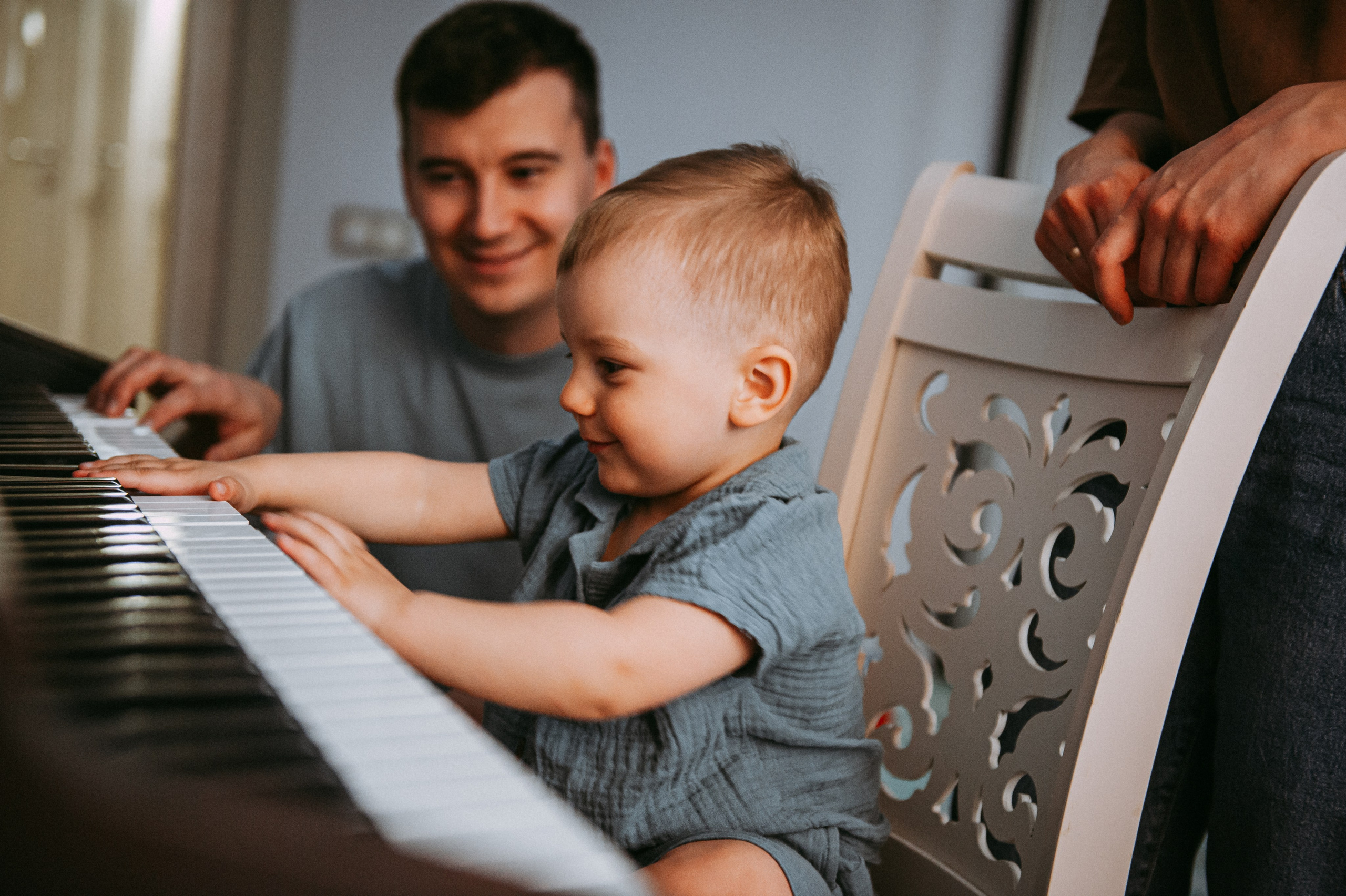 ребенок играет на пианино для родителей