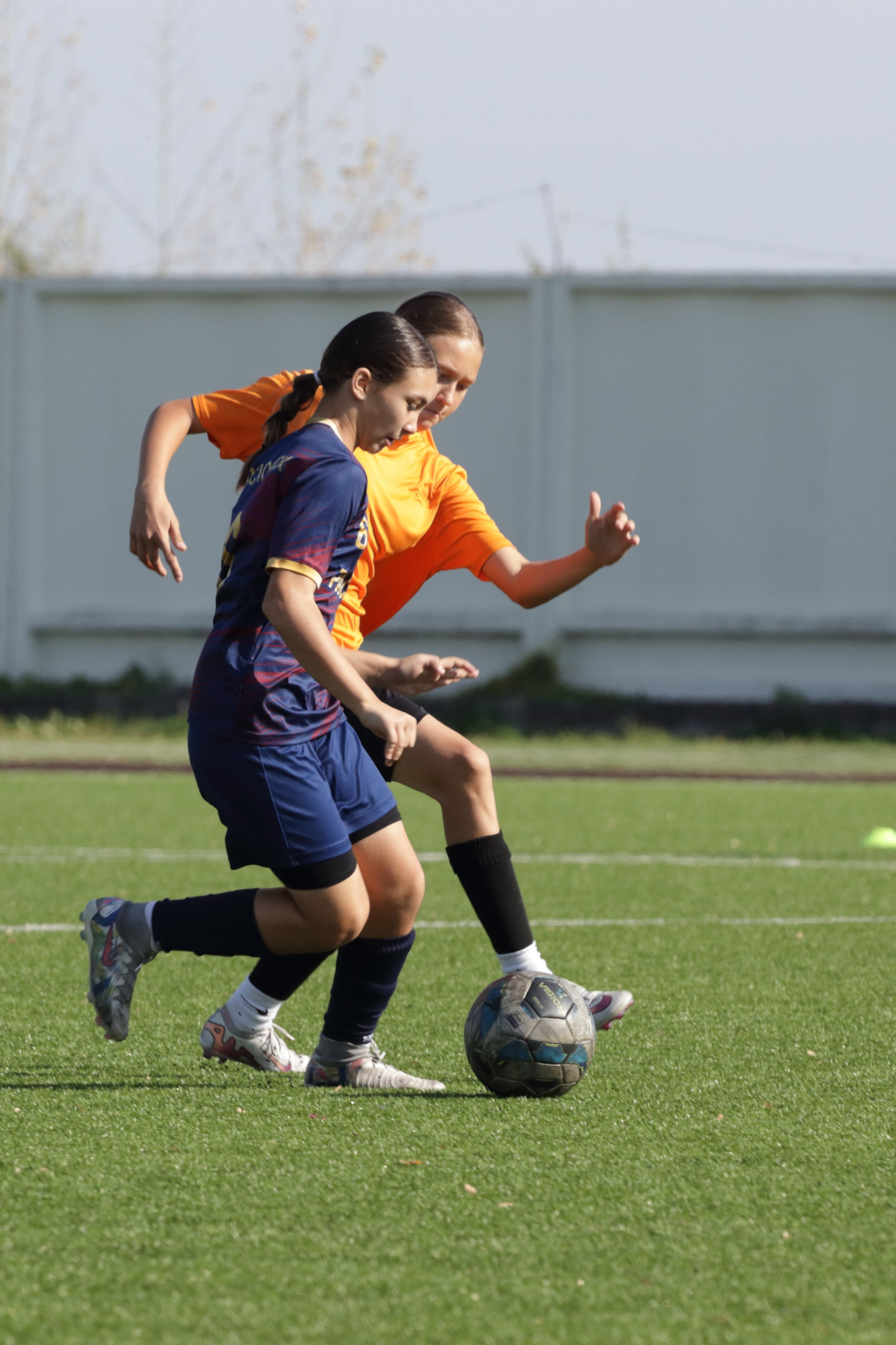 Ожесточенная борьба девочек футболистов команды Рассвет Красноярск