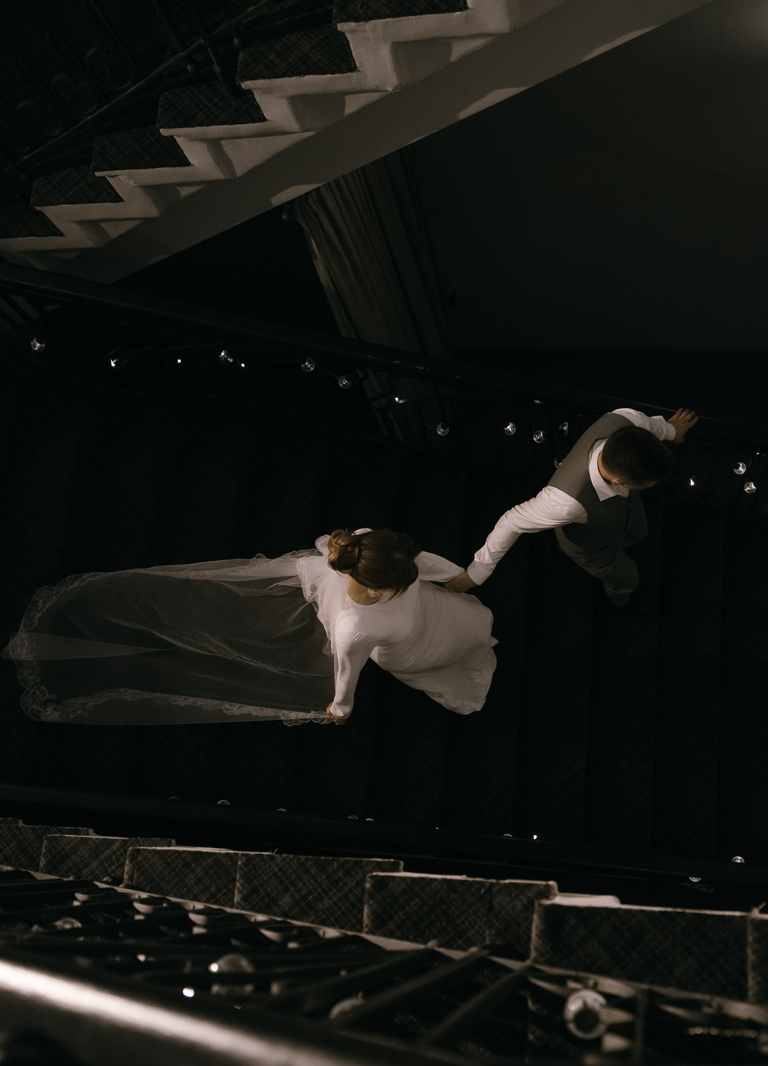 Жених и невеста бегут по лестнице, красивые локации для съемки в Красноярске, организация свадьбы под ключ